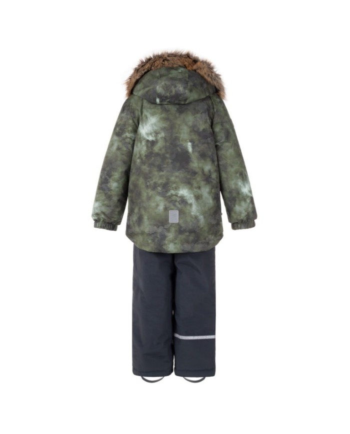 Bernumode | Lenne: Ziemas komplekts RONIN  330 g +  150 g 87,87 € Komplekts visiem laikapstākļiem ar atstarojošu rakstu augšpusir piemērots valkāšanai ziemas periodā 
Lenne ziemas komplekts ir ūdens, vēja un lietus necaurlaidīgs. Bikses ar regulējamām lencēm uztur jūsu bērna muguru siltu pat aktīvas rotaļas laikā. Produkta dizainā ir atstarojošas detaļas, kas padara jūsu bērnu redzamu pat vistumšākajā ziemā. Drošu kapuci uz pogām atpogā no izstrādājuma, ja tas iestrēgs 
 
ĪPAŠI SILTA ⁑⁑ izolācija ir vislabākā izvēle salam. Piedāvā valkātājiem komfortu un kustību brīvību -1..-30°C. 
Manšete ar mīkstu kažokādas oderi. Šī unikālā āra apģērba detaļa aizsargā jūsu bērnu maigo ādu no berzes pret stipru un izturīgu audumu. Izvēloties āra apģērbu, dodiet priekšroku šim neaizvietojamajam risinājumam. 
Cilpa atstarotāja piestiprināšanai.
