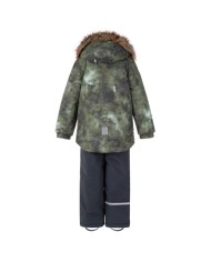 Bernumode | Lenne: Ziemas komplekts RONIN  330 g +  150 g 87,87 € Komplekts visiem laikapstākļiem ar atstarojošu rakstu augšpusir piemērots valkāšanai ziemas periodā 
Lenne ziemas komplekts ir ūdens, vēja un lietus necaurlaidīgs. Bikses ar regulējamām lencēm uztur jūsu bērna muguru siltu pat aktīvas rotaļas laikā. Produkta dizainā ir atstarojošas detaļas, kas padara jūsu bērnu redzamu pat vistumšākajā ziemā. Drošu kapuci uz pogām atpogā no izstrādājuma, ja tas iestrēgs 
 
ĪPAŠI SILTA ⁑⁑ izolācija ir vislabākā izvēle salam. Piedāvā valkātājiem komfortu un kustību brīvību -1..-30°C. 
Manšete ar mīkstu kažokādas oderi. Šī unikālā āra apģērba detaļa aizsargā jūsu bērnu maigo ādu no berzes pret stipru un izturīgu audumu. Izvēloties āra apģērbu, dodiet priekšroku šim neaizvietojamajam risinājumam. 
Cilpa atstarotāja piestiprināšanai.
