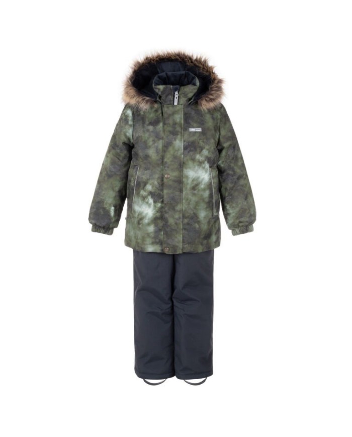 Bernumode | Lenne: Ziemas komplekts RONIN  330 g +  150 g 87,87 € Komplekts visiem laikapstākļiem ar atstarojošu rakstu augšpusir piemērots valkāšanai ziemas periodā 
Lenne ziemas komplekts ir ūdens, vēja un lietus necaurlaidīgs. Bikses ar regulējamām lencēm uztur jūsu bērna muguru siltu pat aktīvas rotaļas laikā. Produkta dizainā ir atstarojošas detaļas, kas padara jūsu bērnu redzamu pat vistumšākajā ziemā. Drošu kapuci uz pogām atpogā no izstrādājuma, ja tas iestrēgs 
 
ĪPAŠI SILTA ⁑⁑ izolācija ir vislabākā izvēle salam. Piedāvā valkātājiem komfortu un kustību brīvību -1..-30°C. 
Manšete ar mīkstu kažokādas oderi. Šī unikālā āra apģērba detaļa aizsargā jūsu bērnu maigo ādu no berzes pret stipru un izturīgu audumu. Izvēloties āra apģērbu, dodiet priekšroku šim neaizvietojamajam risinājumam. 
Cilpa atstarotāja piestiprināšanai.
