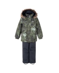 Bernumode | Lenne: Ziemas komplekts RONIN  330 g +  150 g 87,87 € Komplekts visiem laikapstākļiem ar atstarojošu rakstu augšpusir piemērots valkāšanai ziemas periodā 
Lenne ziemas komplekts ir ūdens, vēja un lietus necaurlaidīgs. Bikses ar regulējamām lencēm uztur jūsu bērna muguru siltu pat aktīvas rotaļas laikā. Produkta dizainā ir atstarojošas detaļas, kas padara jūsu bērnu redzamu pat vistumšākajā ziemā. Drošu kapuci uz pogām atpogā no izstrādājuma, ja tas iestrēgs 
 
ĪPAŠI SILTA ⁑⁑ izolācija ir vislabākā izvēle salam. Piedāvā valkātājiem komfortu un kustību brīvību -1..-30°C. 
Manšete ar mīkstu kažokādas oderi. Šī unikālā āra apģērba detaļa aizsargā jūsu bērnu maigo ādu no berzes pret stipru un izturīgu audumu. Izvēloties āra apģērbu, dodiet priekšroku šim neaizvietojamajam risinājumam. 
Cilpa atstarotāja piestiprināšanai.
