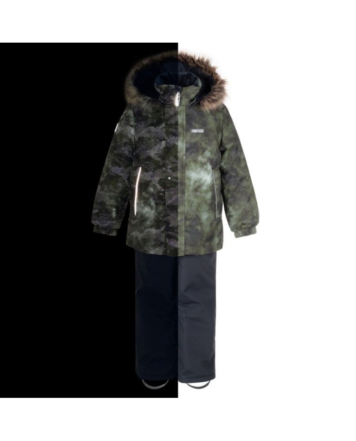 Bernumode | LENNE: Зимний комплект RONIN 330 г +  150 г 87,87 € В изготовлении одежды Active учитываются преобладающие в Эстонии и Северных странах погодные условия, предъявляющие к изделиям особо высокие требования. Используются специально изготовленные высокотехнологичные ткани, предохраняющие ребенка от переохлаждения, практичные в эксплуатации и легкие в уходе. Основными целями развития продукции Lenne являются безопасность, удобство, простота в уходе, практичность.Ткань-Active – водонепроницаемая дышащая ткань. Изделия из серии Active: легки по весу, ветрозащитные и теплые, дышащие, водоотталкивающие, прочные и легки в уходе.Водостойкость: 5 000/10 000 ммВоздухопроводимость: 5 000/10 000 g/m2/24h
Всепогодный комплект со светоотражающим принтом в верхней части подходит для ношения в зимний период.
Зимний комплект Lenne для мальчиков защищен от воды, ветра и дождя. Брюки с регулируемыми подтяжками согревают спину вашего ребенка даже во время активной игры. В дизайне изделия присутствуют светоотражающие детали, которые сделают вашего ребенка заметным даже в самую темную зиму. Надежный капюшон на кнопках отстегивается от изделия, если оно застревает.
Высокотехнологичная ткань Active+ имеет водонепроницаемую мембрану, которая предотвращает проникновение воды через изделие. При этом он обладает способностью испарять пот. ◆Водонепроницаемость: водяной столб 5 000/10 000 мм ◆Воздухопроницаемость: паропроницаемость 5 000/10 000 г/м²/24ч ◆Ветрозащита: воздухопроницаемость 0 л/м²с ◆Водо- и грязеотталкивание: покрытие DWR (Durable Water Repellent)
Утеплитель EXTRA WARM ⁑⁑ – лучший выбор для морозной погоды. Дышащая ткань не дает вашему ребенку потеть. Теплоудерживающая способность намного выше, чем у обычной ваты. Обеспечивает комфорт и свободу движений при температуре от -1 до -30°C. 
Манжет с подкладкой из мягкого меха. Эта уникальная деталь для верхней одежды защитит нежную кожу вашего малыша от трения о прочную и износостойкую ткань. Отдайте предпочтение этому незаменимому решению при выборе верхней одежды.
Петля для крепления отражателя.
