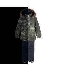 Bernumode | Lenne: Ziemas komplekts RONIN  330 g +  150 g 87,87 € Komplekts visiem laikapstākļiem ar atstarojošu rakstu augšpusir piemērots valkāšanai ziemas periodā 
Lenne ziemas komplekts ir ūdens, vēja un lietus necaurlaidīgs. Bikses ar regulējamām lencēm uztur jūsu bērna muguru siltu pat aktīvas rotaļas laikā. Produkta dizainā ir atstarojošas detaļas, kas padara jūsu bērnu redzamu pat vistumšākajā ziemā. Drošu kapuci uz pogām atpogā no izstrādājuma, ja tas iestrēgs 
 
ĪPAŠI SILTA ⁑⁑ izolācija ir vislabākā izvēle salam. Piedāvā valkātājiem komfortu un kustību brīvību -1..-30°C. 
Manšete ar mīkstu kažokādas oderi. Šī unikālā āra apģērba detaļa aizsargā jūsu bērnu maigo ādu no berzes pret stipru un izturīgu audumu. Izvēloties āra apģērbu, dodiet priekšroku šim neaizvietojamajam risinājumam. 
Cilpa atstarotāja piestiprināšanai.
