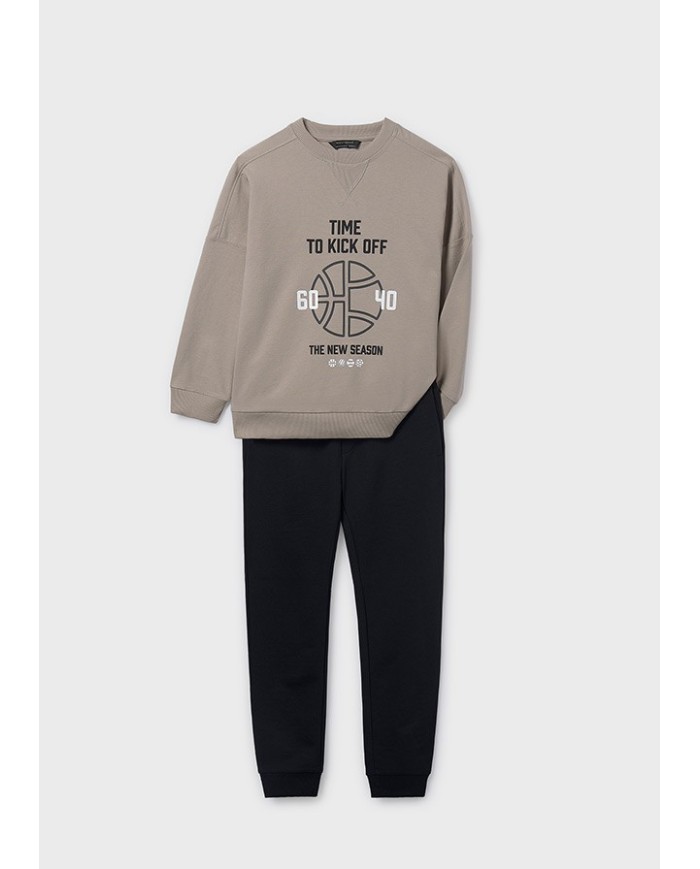 Bernumode | Mayoral: Спортивный костюм на мальчика 36,28 € Стильный спортивный костюм для мальчика Mayoral состоит из двух предметов: мягкой толстовки и удобных спортивных брюк. Толстовка с длинными рукавами, круглым вырезом и декоративной печатью в технике high density print и сериграфии, придаёт образу динамичность и современность. Брюки с эластичным поясом на шнурке, функциональными карманами и внутренними усилениями в области коленей обеспечивают дополнительную прочность и комфорт при движении. Идеальный вариант для активных прогулок и повседневного стиля.

