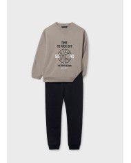 Bernumode | Mayoral: Спортивный костюм на мальчика 36,28 € Стильный спортивный костюм для мальчика Mayoral состоит из двух предметов: мягкой толстовки и удобных спортивных брюк. Толстовка с длинными рукавами, круглым вырезом и декоративной печатью в технике high density print и сериграфии, придаёт образу динамичность и современность. Брюки с эластичным поясом на шнурке, функциональными карманами и внутренними усилениями в области коленей обеспечивают дополнительную прочность и комфорт при движении. Идеальный вариант для активных прогулок и повседневного стиля.

