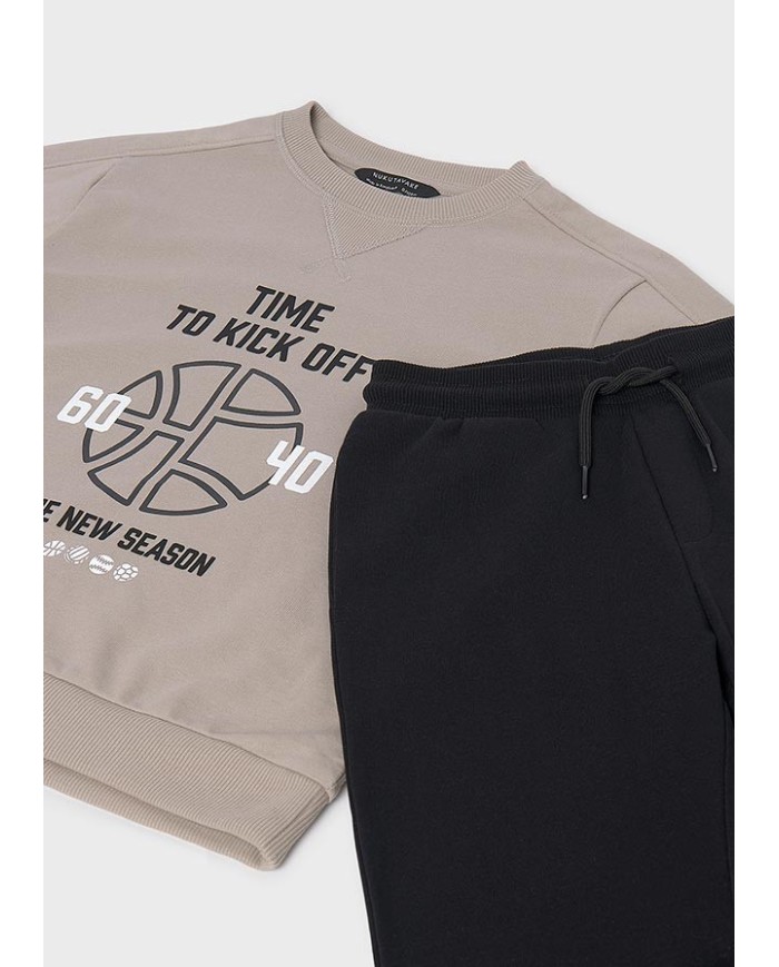 Bernumode | Mayoral: Sporta tērps zēnam 36,28 € Stilīgs Mayoral sporta kostīms zēniem sastāv no divām daļām: mīksta džempera un ērtām sporta biksēm. Džemperim ir garas piedurknes, apaļa apkakle un dekoratīvi elementi ar augsta blīvuma apdruku (high density print) un serigrāfiju, kas piešķir modernu izskatu. Bikses ar elastīgu jostu un aukliņu, pastiprinātām ceļgalu zonām un funkcionālām kabatām nodrošina komfortu un izturību. Lieliski piemērots aktīvai ikdienai, pastaigām vai brīvajam laikam.
