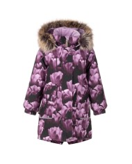 Bernumode | LENNE: Зимняя Куртка/Парка  VIOLA 250 г 84,56 € Утеплитель EXTRA WARM ⁑⁑ — лучший выбор для морозной погоды. Дышащая ткань не даст вашему ребенку потеть. Теплоудерживающая способность намного выше, чем у обычного утеплителя. Обеспечивает комфорт и свободу движений при температуре от -1 до -30 °C.Манжета с мягкой меховой подкладкой. Эта уникальная деталь для верхней одежды защищает нежную кожу вашего ребенка от трения о прочную и долговечную ткань. Отдайте предпочтение этому незаменимому решению при выборе верхней одежды.Петля для крепления светоотражателя.
Парка из сверхпрочной ткани с дополнительным теплым утеплителем!
Детская парка удлинена сзади и изготовлена ​​из водонепроницаемой и дышащей ткани ActivePlus, которая обеспечивает максимальный комфорт в любое время. Водонепроницаемая поверхность ткани защищает от ветра, дождя и снега, не деформируется и выдерживает регулярную стирку, сохраняя свои первоначальные качества. Регулируемая талия обеспечивает идеальную посадку по фигуре растущего ребенка. В дизайне предусмотрены светоотражающие детали, которые делают вашего ребенка заметным даже в самые темные зимы.

