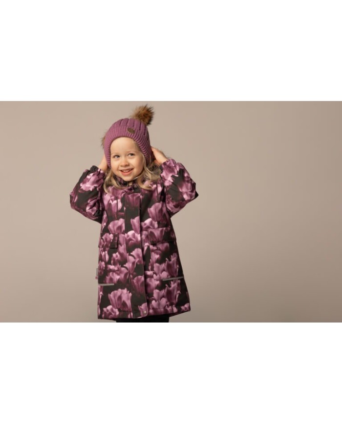 Bernumode | Lenne: Ziemas Jaka/Parka VIOLA 250 g 84,56 € ĪPAŠI SILTA ⁑⁑ izolācija ir labākā izvēle salniem laikapstākļiem. Elpojošs audums pasargā jūsu bērnu no svīšanas.  Piedāvā valkātājiem komfortu un kustību brīvību -1..-30°C.Manšete ar mīkstu kažokādas oderi. Šī unikālā āra apģērba detaļa aizsargā jūsu bērnu maigo ādu no berzes pret stipru un izturīgu audumu. Izvēloties āra apģērbu, dodiet priekšroku šim neaizvietojamajam risinājumam.Cilpa atstarotāja piestiprināšanai.
Parka no īpaši izturīga auduma ar īpaši siltu siltinātāju!
Bērnu parka aizmugurē ir garāka un izgatavota no īpaši ūdensizturīga un elpojoša ActivePlus auduma, kas vienmēr nodrošina maksimālu komfortu. Auduma ūdensizturīgā virsma pasargā no vēja, lietus un sniega, nedeformējas un tiek galā ar regulāru mazgāšanu, saglabājot sākotnējās īpašības. Regulējams viduklis lieliski pieguļ augošam bērnam. Dizainam ir atstarojošas detaļas, kas padara jūsu bērnu redzamu pat vistumšākajā ziemā.