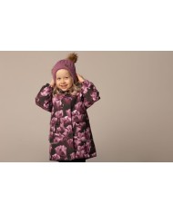 Bernumode | Lenne: Ziemas Jaka/Parka VIOLA 250 g 84,56 € ĪPAŠI SILTA ⁑⁑ izolācija ir labākā izvēle salniem laikapstākļiem. Elpojošs audums pasargā jūsu bērnu no svīšanas.  Piedāvā valkātājiem komfortu un kustību brīvību -1..-30°C.Manšete ar mīkstu kažokādas oderi. Šī unikālā āra apģērba detaļa aizsargā jūsu bērnu maigo ādu no berzes pret stipru un izturīgu audumu. Izvēloties āra apģērbu, dodiet priekšroku šim neaizvietojamajam risinājumam.Cilpa atstarotāja piestiprināšanai.
Parka no īpaši izturīga auduma ar īpaši siltu siltinātāju!
Bērnu parka aizmugurē ir garāka un izgatavota no īpaši ūdensizturīga un elpojoša ActivePlus auduma, kas vienmēr nodrošina maksimālu komfortu. Auduma ūdensizturīgā virsma pasargā no vēja, lietus un sniega, nedeformējas un tiek galā ar regulāru mazgāšanu, saglabājot sākotnējās īpašības. Regulējams viduklis lieliski pieguļ augošam bērnam. Dizainam ir atstarojošas detaļas, kas padara jūsu bērnu redzamu pat vistumšākajā ziemā.