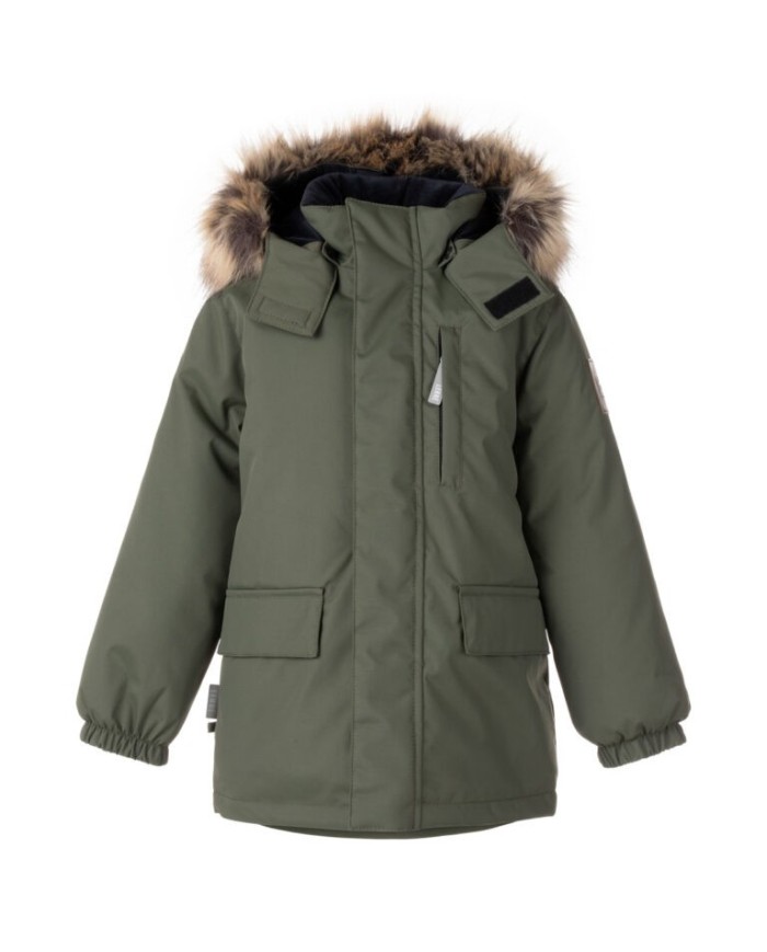 Bernumode | Lenne: Ziemas Jaka/Parka EDDY 250 g 84,56 € Izgatavojot drebes no Active auduma izmanto speciali ražotu aukstas tehnologijas audumu, kas pasarga berninus no apsaldešanas, praktiski ekspluatacija un viegli kopšana.Lenne produkcijas pamatmerkis ir drošiba, ertiba, vienkaršiba kopšana un praktiskums.Active audums: 100% poliamids+PU, odere: 100% poliesteris. Materials: Active plus. Izturiba: apstrade DWR. Bikses - Cordura.Siltinajums: Isosoft (250 g).Active produkcija: viegla pec svara, veja aizturoša un silta, gaisa caurlaidiga, udeni atgrudoša, izturiga.Ūdens izturība: 10 000 mmGaisa caurlaidība: 10 000 g/m²/24h
Parka no īpaši izturīga auduma ar īpaši siltu siltinātāju!
Bērnu parka aizmugurē ir garāka un izgatavota no īpaši ūdensizturīga un elpojoša ActivePlus auduma, kas vienmēr nodrošina maksimālu komfortu. Auduma ūdensizturīgā virsma pasargā no vēja, lietus un sniega, nedeformējas un tiek galā ar regulāru mazgāšanu, saglabājot sākotnējās īpašības. Parka dizainā ir atstarojošas detaļas, kas padara jūsu bērnu redzamu pat vistumšākajā ziemā. Droša ar spiedpogām aizdarāmā kapuce atdalās no izstrādājuma, ja tā iestrēgst.
