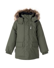 Bernumode | Lenne: Ziemas Jaka/Parka EDDY 250 g 84,56 € Izgatavojot drebes no Active auduma izmanto speciali ražotu aukstas tehnologijas audumu, kas pasarga berninus no apsaldešanas, praktiski ekspluatacija un viegli kopšana.Lenne produkcijas pamatmerkis ir drošiba, ertiba, vienkaršiba kopšana un praktiskums.Active audums: 100% poliamids+PU, odere: 100% poliesteris. Materials: Active plus. Izturiba: apstrade DWR. Bikses - Cordura.Siltinajums: Isosoft (250 g).Active produkcija: viegla pec svara, veja aizturoša un silta, gaisa caurlaidiga, udeni atgrudoša, izturiga.Ūdens izturība: 10 000 mmGaisa caurlaidība: 10 000 g/m²/24h
Parka no īpaši izturīga auduma ar īpaši siltu siltinātāju!
Bērnu parka aizmugurē ir garāka un izgatavota no īpaši ūdensizturīga un elpojoša ActivePlus auduma, kas vienmēr nodrošina maksimālu komfortu. Auduma ūdensizturīgā virsma pasargā no vēja, lietus un sniega, nedeformējas un tiek galā ar regulāru mazgāšanu, saglabājot sākotnējās īpašības. Parka dizainā ir atstarojošas detaļas, kas padara jūsu bērnu redzamu pat vistumšākajā ziemā. Droša ar spiedpogām aizdarāmā kapuce atdalās no izstrādājuma, ja tā iestrēgst.
