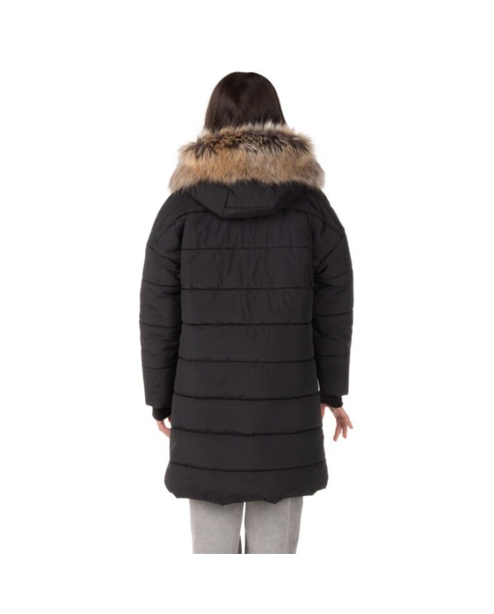 Bernumode | Lenne: Ziemas mētelis LILIAN 250 g 101,09 € Plats un pagarināts ziemas mētelis — ideāli piemērots aukstam laikam!
Meiteņu mētelis ir izgatavots no mīksta, laikapstākļiem izturīga materiāla, un tam ir paplašināts dizains. Mēteļa priekšpusē ir divas dziļas kabatas atslēgām un mobilajam telefonam. Garais rāvējslēdzējs priekšā ir ērts, jo to var atvērt no abām pusēm. Piedurkņu galos ir silts un mīksts flīss, kas pasargā no aukstuma.
Augsto tehnoloģiju Active+ audums nodrošina maksimālu aizsardzību pat vismainīgākajos laikapstākļos — membrāna ir ūdensnecaurlaidīga, bet elpojoša, ļaujot mitrumam iztvaikot no ķermeņa. Ūdensizturība — 10 000 mm, elpojamība — 10 000 g/m²/24 h, aizsardzība pret vēju un DWR ūdeni atgrūdošs pārklājums palīdz saglabāt siltumu un sausumu jebkuros apstākļos.
ĪPAŠI SILTS — ideāli piemērots ļoti aukstam laikam, līdz –30 °C. Uztur siltumu, bet elpojošie materiāli novērš pārkaršanu. Pildījums izgatavots no pārstrādātiem materiāliem.


Mīksta kažokāda oderējums


Cilpa atstarotāja piestiprināšanai


