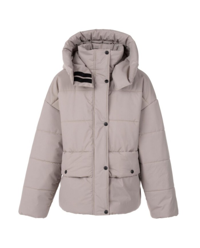 Bernumode | Lenne: Ziemas jaka meitenei MICHIKO 250 g 118,10 € Plaša un stilīga ziemas jaka – ideāli piemērota aukstam laikam!
Meiteņu jaka ir izgatavota no mīksta, laikapstākļiem izturīga materiāla ar brīvāku piegriezumu. Jakas priekšpusē ir divas dziļas kabatas atslēgām un mobilajam tālrunim.
Augsto tehnoloģiju audums Active+ nodrošina maksimālu aizsardzību pat vismainīgākajos laikapstākļos – tā membrāna ir ūdensnecaurlaidīga, bet elpojoša, ļaujot mitrumam izkļūt no ķermeņa.Ūdensnecaurlaidība — 10 000 mm, elpojamība — 10 000 g/m²/24 h, vēja necaurlaidība un DWR apstrāde nodrošina, ka valkātājs vienmēr paliek silts un sauss.
Cilpa atstarotāja piestiprināšanai.
Ražots Igaunijā!Mūsu apģērbs, kas izstrādāts un ražots Ziemeļeiropā, apvieno augstu kvalitāti, mūžīgu dizainu un atbildīgu amatniecību. Izvēloties Igaunijā ražotu apģērbu, jūs atbalstāt ilgtspējīgu Eiropas ražošanu ar godīgiem darba apstākļiem un minimālu transporta ietekmi uz vidi.Apzināta izvēle tiem, kas novērtē kvalitāti, ētiku un ilgtspējību.

