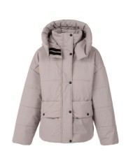 Bernumode | Lenne: Ziemas jaka meitenei MICHIKO 250 g 118,10 € Plaša un stilīga ziemas jaka – ideāli piemērota aukstam laikam!
Meiteņu jaka ir izgatavota no mīksta, laikapstākļiem izturīga materiāla ar brīvāku piegriezumu. Jakas priekšpusē ir divas dziļas kabatas atslēgām un mobilajam tālrunim.
Augsto tehnoloģiju audums Active+ nodrošina maksimālu aizsardzību pat vismainīgākajos laikapstākļos – tā membrāna ir ūdensnecaurlaidīga, bet elpojoša, ļaujot mitrumam izkļūt no ķermeņa.Ūdensnecaurlaidība — 10 000 mm, elpojamība — 10 000 g/m²/24 h, vēja necaurlaidība un DWR apstrāde nodrošina, ka valkātājs vienmēr paliek silts un sauss.
Cilpa atstarotāja piestiprināšanai.
Ražots Igaunijā!Mūsu apģērbs, kas izstrādāts un ražots Ziemeļeiropā, apvieno augstu kvalitāti, mūžīgu dizainu un atbildīgu amatniecību. Izvēloties Igaunijā ražotu apģērbu, jūs atbalstāt ilgtspējīgu Eiropas ražošanu ar godīgiem darba apstākļiem un minimālu transporta ietekmi uz vidi.Apzināta izvēle tiem, kas novērtē kvalitāti, ētiku un ilgtspējību.

