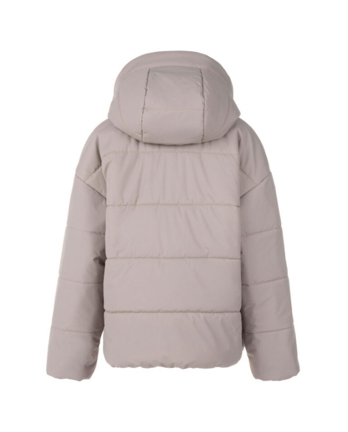 Bernumode | Lenne: Ziemas jaka meitenei MICHIKO 250 g 118,10 € Plaša un stilīga ziemas jaka – ideāli piemērota aukstam laikam!
Meiteņu jaka ir izgatavota no mīksta, laikapstākļiem izturīga materiāla ar brīvāku piegriezumu. Jakas priekšpusē ir divas dziļas kabatas atslēgām un mobilajam tālrunim.
Augsto tehnoloģiju audums Active+ nodrošina maksimālu aizsardzību pat vismainīgākajos laikapstākļos – tā membrāna ir ūdensnecaurlaidīga, bet elpojoša, ļaujot mitrumam izkļūt no ķermeņa.Ūdensnecaurlaidība — 10 000 mm, elpojamība — 10 000 g/m²/24 h, vēja necaurlaidība un DWR apstrāde nodrošina, ka valkātājs vienmēr paliek silts un sauss.
Cilpa atstarotāja piestiprināšanai.
Ražots Igaunijā!Mūsu apģērbs, kas izstrādāts un ražots Ziemeļeiropā, apvieno augstu kvalitāti, mūžīgu dizainu un atbildīgu amatniecību. Izvēloties Igaunijā ražotu apģērbu, jūs atbalstāt ilgtspējīgu Eiropas ražošanu ar godīgiem darba apstākļiem un minimālu transporta ietekmi uz vidi.Apzināta izvēle tiem, kas novērtē kvalitāti, ētiku un ilgtspējību.

