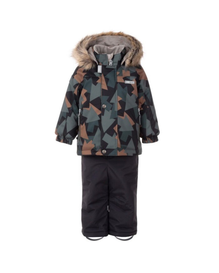 Bernumode | Lenne: Ziemas komplekts LEAF 330 g +  150 g 83,90 € 
Ūdensizturīgs un silts ziemas komplekts ar atstarojoša auduma augšdaļu
Silta ziemas jaka ar unikālu apdruku, kombinēta ar polsterētām klasiskām ziemas biksēm ar lencēm – lieliski izskatīgs un praktisks tērps ziemas āra aktivitātēm. Jakai ar kapuci ir divas sānu kabatas, kurās var ievietot salvetes un visus īpašos akmentiņus, ko mazais ir atradis. Regulējamas lences nodrošina labāko piemērotību augošam bērnam. Augsta jostas daļa silda bērnu pat aktīvu rotaļu laikā. Bikses ar elastīgām aprocēm un noņemamām pēdiņām droši turas pie zābakiem. Dizainā izmantotas atstarojošas detaļas, kas padara bērnu redzamu tumsā. Drošā kapuce ar spiedpogām viegli atdalās, ja tā kaut kur aizķeras.
Augsto tehnoloģiju Active+ audums nodrošina maksimālu aizsardzību pat vismainīgākajos laika apstākļos – tā membrāna ir ūdensizturīga un elpojoša, ļaujot mitrumam iztvaikot no ķermeņa. Ar ūdensizturības līmeni 10 000 mm, elpojamību 10 000 g/m²/24 h, vēja aizsardzību un DWR ūdeni atgrūdošu pārklājumu, komplekts saglabā siltumu un sausumu jebkurā situācijā.
ĪPAŠI SILTS – lieliski piemērots ekstremālam aukstumam līdz –30 °C. Saglabā siltumu, bet elpojošie materiāli palīdz novērst pārkaršanu. Oderējums izgatavots no pārstrādātiem materiāliem.
Mīksta kažokāda apkaklē, kapucē un piedurkņu galos aizsargā jutīgo ādu no berzes, nodrošinot papildu komfortu.
 Bernumode | Lenne: Ziemas komplekts LEAF 330 g +  150 g 83,90 € 
Ūdensizturīgs un silts ziemas komplekts ar atstarojoša auduma augšdaļu
Silta ziemas jaka ar unikālu apdruku, kombinēta ar polsterētām klasiskām ziemas biksēm ar lencēm – lieliski izskatīgs un praktisks tērps ziemas āra aktivitātēm. Jakai ar kapuci ir divas sānu kabatas, kurās var ievietot salvetes un visus īpašos akmentiņus, ko mazais ir atradis. Regulējamas lences nodrošina labāko piemērotību augošam bērnam. Augsta jostas daļa silda bērnu pat aktīvu rotaļu laikā. Bikses ar elastīgām aprocēm un noņemamām pēdiņām droši turas pie zābakiem. Dizainā izmantotas atstarojošas detaļas, kas padara bērnu redzamu tumsā. Drošā kapuce ar spiedpogām viegli atdalās, ja tā kaut kur aizķeras.
Augsto tehnoloģiju Active+ audums nodrošina maksimālu aizsardzību pat vismainīgākajos laika apstākļos – tā membrāna ir ūdensizturīga un elpojoša, ļaujot mitrumam iztvaikot no ķermeņa. Ar ūdensizturības līmeni 10 000 mm, elpojamību 10 000 g/m²/24 h, vēja aizsardzību un DWR ūdeni atgrūdošu pārklājumu, komplekts saglabā siltumu un sausumu jebkurā situācijā.
ĪPAŠI SILTS – lieliski piemērots ekstremālam aukstumam līdz –30 °C. Saglabā siltumu, bet elpojošie materiāli palīdz novērst pārkaršanu. Oderējums izgatavots no pārstrādātiem materiāliem.
Mīksta kažokāda apkaklē, kapucē un piedurkņu galos aizsargā jutīgo ādu no berzes, nodrošinot papildu komfortu.