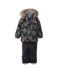 Bernumode | Lenne: Ziemas komplekts LEAF 330 g +  150 g 83,90 € 
Ūdensizturīgs un silts ziemas komplekts ar atstarojoša auduma augšdaļu
Silta ziemas jaka ar unikālu apdruku, kombinēta ar polsterētām klasiskām ziemas biksēm ar lencēm – lieliski izskatīgs un praktisks tērps ziemas āra aktivitātēm. Jakai ar kapuci ir divas sānu kabatas, kurās var ievietot salvetes un visus īpašos akmentiņus, ko mazais ir atradis. Regulējamas lences nodrošina labāko piemērotību augošam bērnam. Augsta jostas daļa silda bērnu pat aktīvu rotaļu laikā. Bikses ar elastīgām aprocēm un noņemamām pēdiņām droši turas pie zābakiem. Dizainā izmantotas atstarojošas detaļas, kas padara bērnu redzamu tumsā. Drošā kapuce ar spiedpogām viegli atdalās, ja tā kaut kur aizķeras.
Augsto tehnoloģiju Active+ audums nodrošina maksimālu aizsardzību pat vismainīgākajos laika apstākļos – tā membrāna ir ūdensizturīga un elpojoša, ļaujot mitrumam iztvaikot no ķermeņa. Ar ūdensizturības līmeni 10 000 mm, elpojamību 10 000 g/m²/24 h, vēja aizsardzību un DWR ūdeni atgrūdošu pārklājumu, komplekts saglabā siltumu un sausumu jebkurā situācijā.
ĪPAŠI SILTS – lieliski piemērots ekstremālam aukstumam līdz –30 °C. Saglabā siltumu, bet elpojošie materiāli palīdz novērst pārkaršanu. Oderējums izgatavots no pārstrādātiem materiāliem.
Mīksta kažokāda apkaklē, kapucē un piedurkņu galos aizsargā jutīgo ādu no berzes, nodrošinot papildu komfortu.
 Bernumode | Lenne: Ziemas komplekts LEAF 330 g +  150 g 83,90 € 
Ūdensizturīgs un silts ziemas komplekts ar atstarojoša auduma augšdaļu
Silta ziemas jaka ar unikālu apdruku, kombinēta ar polsterētām klasiskām ziemas biksēm ar lencēm – lieliski izskatīgs un praktisks tērps ziemas āra aktivitātēm. Jakai ar kapuci ir divas sānu kabatas, kurās var ievietot salvetes un visus īpašos akmentiņus, ko mazais ir atradis. Regulējamas lences nodrošina labāko piemērotību augošam bērnam. Augsta jostas daļa silda bērnu pat aktīvu rotaļu laikā. Bikses ar elastīgām aprocēm un noņemamām pēdiņām droši turas pie zābakiem. Dizainā izmantotas atstarojošas detaļas, kas padara bērnu redzamu tumsā. Drošā kapuce ar spiedpogām viegli atdalās, ja tā kaut kur aizķeras.
Augsto tehnoloģiju Active+ audums nodrošina maksimālu aizsardzību pat vismainīgākajos laika apstākļos – tā membrāna ir ūdensizturīga un elpojoša, ļaujot mitrumam iztvaikot no ķermeņa. Ar ūdensizturības līmeni 10 000 mm, elpojamību 10 000 g/m²/24 h, vēja aizsardzību un DWR ūdeni atgrūdošu pārklājumu, komplekts saglabā siltumu un sausumu jebkurā situācijā.
ĪPAŠI SILTS – lieliski piemērots ekstremālam aukstumam līdz –30 °C. Saglabā siltumu, bet elpojošie materiāli palīdz novērst pārkaršanu. Oderējums izgatavots no pārstrādātiem materiāliem.
Mīksta kažokāda apkaklē, kapucē un piedurkņu galos aizsargā jutīgo ādu no berzes, nodrošinot papildu komfortu.