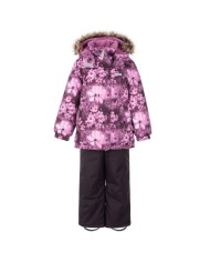 Bernumode | Lenne: Ziemas komplekts RIMONA  330 g +  150 g 101,75 € Ūdens izturība: 5 000/10 000 mmGaisa caurlaidība:  5 000/10 000 g/m2/24h
Meiteņu ziemas komplekts. 
Komplekts visiem laikapstākļiem ar atstarojošu rakstu augšpusē ir piemērots valkāšanai ziemas periodā 
Lenne meiteņu ziemas komplekts ir ūdens, vēja un lietus necaurlaidīgs. Bikses ar regulējamām lencēm uztur jūsu bērna muguru siltu pat aktīvas rotaļas laikā. Produkta dizainā ir atstarojošas detaļas, kas padara jūsu bērnu redzamu pat vistumšākajā ziemā. Drošu kapuci uz pogām atpogā no izstrādājuma, ja tas iestrēgst. 
ĪPAŠI SILTA ⁑⁑ izolācija ir vislabākā izvēle salam. Elpojošs audums pasargā jūsu bērnu no svīšanas.  Piedāvā valkātājiem komfortu un kustību brīvību -1..-30°C. 
Manšete ar mīkstu kažokādas oderi. Šī unikālā āra apģērba detaļa aizsargā jūsu bērnu maigo ādu no berzes pret stipru un izturīgu audumu. Izvēloties āra apģērbu, dodiet priekšroku šim neaizvietojamajam risinājumam. 
Cilpa atstarotāja piestiprināšanai.
 Bernumode | Lenne: Ziemas komplekts RIMONA  330 g +  150 g 101,75 € Ūdens izturība: 5 000/10 000 mmGaisa caurlaidība:  5 000/10 000 g/m2/24h
Meiteņu ziemas komplekts. 
Komplekts visiem laikapstākļiem ar atstarojošu rakstu augšpusē ir piemērots valkāšanai ziemas periodā 
Lenne meiteņu ziemas komplekts ir ūdens, vēja un lietus necaurlaidīgs. Bikses ar regulējamām lencēm uztur jūsu bērna muguru siltu pat aktīvas rotaļas laikā. Produkta dizainā ir atstarojošas detaļas, kas padara jūsu bērnu redzamu pat vistumšākajā ziemā. Drošu kapuci uz pogām atpogā no izstrādājuma, ja tas iestrēgst. 
ĪPAŠI SILTA ⁑⁑ izolācija ir vislabākā izvēle salam. Elpojošs audums pasargā jūsu bērnu no svīšanas.  Piedāvā valkātājiem komfortu un kustību brīvību -1..-30°C. 
Manšete ar mīkstu kažokādas oderi. Šī unikālā āra apģērba detaļa aizsargā jūsu bērnu maigo ādu no berzes pret stipru un izturīgu audumu. Izvēloties āra apģērbu, dodiet priekšroku šim neaizvietojamajam risinājumam. 
Cilpa atstarotāja piestiprināšanai.