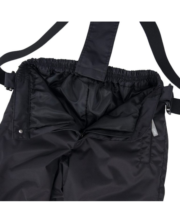 Bernumode | LENNE:  COOPER Зимний брюки 80г 69,34 € В изготовлении одежды Active учитываются преобладающие в Эстонии и Северных странах погодные условия, предъявляющие к изделиям особо высокие требования. Используются специально изготовленные высокотехнологичные ткани, предохраняющие ребенка от переохлаждения, практичные в эксплуатации и легкие в уходе. Основными целями развития продукции Lenne являются безопасность, удобство, простота в уходе, практичность.Ткань-Active – водонепроницаемая дышащая ткань. Изделия из серии Active: легки по весу, ветрозащитные и теплые, дышащие, водоотталкивающие, прочные и легки в уходе.Водостойкость: 10000 ммВоздухопроводимость: 10000 г/ м²/24 ч
Водо- и грязеотталкивающая способность: обработка DWR (Durable Water Repellent)
Материал верха: 100% полиамид+PU, Ткань-Active plus. Ткань Cordura (сверхпрочная и износостойкая).
Материал подкладки: 100% полиэстер.
Утеплитель: Isosoft (80 гр).
Теплые зимние штаны отлично подходят для катания на лыжах и пеших прогулок! Спортивный стиль предлагает максимальную свободу для всех видов активного отдыха. Модель отличается теплой зимней подкладкой, двумя боковыми карманами на молнии и светоотражающими деталями, которые делают владельца более заметным в темноте.