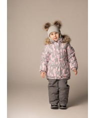 Bernumode | LENNE: Зимний комплект RUBY 330 г +  150 г 87,87 € В изготовлении одежды Active учитываются преобладающие в Эстонии и Северных странах погодные условия, предъявляющие к изделиям особо высокие требования. Используются специально изготовленные высокотехнологичные ткани, предохраняющие ребенка от переохлаждения, практичные в эксплуатации и легкие в уходе. Основными целями развития продукции Lenne являются безопасность, удобство, простота в уходе, практичность.Ткань-Active – водонепроницаемая дышащая ткань. Изделия из серии Active: легки по весу, ветрозащитные и теплые, дышащие, водоотталкивающие, прочные и легки в уходе.Водостойкость: 5 000/10 000 ммВоздухопроводимость: 5 000/10 000 g/m2/24h
Зимний комплект для девочки.
Всепогодный комплект со светоотражающим принтом в верхней части подходит для ношения в зимний период.
Зимний комплект Lenne для девочек защищен от воды, ветра и дождя. Брюки с регулируемыми подтяжками согревают спину вашего ребенка даже во время активной игры. В дизайне изделия присутствуют светоотражающие детали, которые сделают вашего ребенка заметным даже в самую темную зиму. Надежный капюшон на кнопках отстегивается от изделия, если оно застревает.
Высокотехнологичная ткань Active+ имеет водонепроницаемую мембрану, которая предотвращает проникновение воды через изделие. При этом он обладает способностью испарять пот. ◆Водонепроницаемость: водяной столб 5 000/10 000 мм ◆Воздухопроницаемость: паропроницаемость 5 000/10 000 г/м²/24ч ◆Ветрозащита: воздухопроницаемость 0 л/м²с ◆Водо- и грязеотталкивание: покрытие DWR (Durable Water Repellent)
Утеплитель EXTRA WARM ⁑⁑ – лучший выбор для морозной погоды. Дышащая ткань не дает вашему ребенку потеть. Теплоудерживающая способность намного выше, чем у обычной ваты. Обеспечивает комфорт и свободу движений при температуре от -1 до -30°C. 
Манжет с подкладкой из мягкого меха. Эта уникальная деталь для верхней одежды защитит нежную кожу вашего малыша от трения о прочную и износостойкую ткань. Отдайте предпочтение этому незаменимому решению при выборе верхней одежды.
Петля для крепления отражателя.
