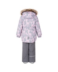 Bernumode | LENNE: Зимний комплект RUBY 330 г +  150 г 87,87 € В изготовлении одежды Active учитываются преобладающие в Эстонии и Северных странах погодные условия, предъявляющие к изделиям особо высокие требования. Используются специально изготовленные высокотехнологичные ткани, предохраняющие ребенка от переохлаждения, практичные в эксплуатации и легкие в уходе. Основными целями развития продукции Lenne являются безопасность, удобство, простота в уходе, практичность.Ткань-Active – водонепроницаемая дышащая ткань. Изделия из серии Active: легки по весу, ветрозащитные и теплые, дышащие, водоотталкивающие, прочные и легки в уходе.Водостойкость: 5 000/10 000 ммВоздухопроводимость: 5 000/10 000 g/m2/24h
Зимний комплект для девочки.
Всепогодный комплект со светоотражающим принтом в верхней части подходит для ношения в зимний период.
Зимний комплект Lenne для девочек защищен от воды, ветра и дождя. Брюки с регулируемыми подтяжками согревают спину вашего ребенка даже во время активной игры. В дизайне изделия присутствуют светоотражающие детали, которые сделают вашего ребенка заметным даже в самую темную зиму. Надежный капюшон на кнопках отстегивается от изделия, если оно застревает.
Высокотехнологичная ткань Active+ имеет водонепроницаемую мембрану, которая предотвращает проникновение воды через изделие. При этом он обладает способностью испарять пот. ◆Водонепроницаемость: водяной столб 5 000/10 000 мм ◆Воздухопроницаемость: паропроницаемость 5 000/10 000 г/м²/24ч ◆Ветрозащита: воздухопроницаемость 0 л/м²с ◆Водо- и грязеотталкивание: покрытие DWR (Durable Water Repellent)
Утеплитель EXTRA WARM ⁑⁑ – лучший выбор для морозной погоды. Дышащая ткань не дает вашему ребенку потеть. Теплоудерживающая способность намного выше, чем у обычной ваты. Обеспечивает комфорт и свободу движений при температуре от -1 до -30°C. 
Манжет с подкладкой из мягкого меха. Эта уникальная деталь для верхней одежды защитит нежную кожу вашего малыша от трения о прочную и износостойкую ткань. Отдайте предпочтение этому незаменимому решению при выборе верхней одежды.
Петля для крепления отражателя.
