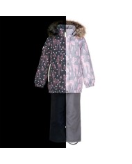 Bernumode | Lenne: Ziemas komplekts RUBY  330 g +  150 g 87,87 € Ūdens izturība: 5 000/10 000 mmGaisa caurlaidība:  5 000/10 000 g/m2/24h
Meiteņu ziemas komplekts. 
Komplekts visiem laikapstākļiem ar atstarojošu rakstu augšpusē ir piemērots valkāšanai ziemas periodā 
Lenne meiteņu ziemas komplekts ir ūdens, vēja un lietus necaurlaidīgs. Bikses ar regulējamām lencēm uztur jūsu bērna muguru siltu pat aktīvas rotaļas laikā. Produkta dizainā ir atstarojošas detaļas, kas padara jūsu bērnu redzamu pat vistumšākajā ziemā. Drošu kapuci uz pogām atpogā no izstrādājuma, ja tas iestrēgst. 
ĪPAŠI SILTA ⁑⁑ izolācija ir vislabākā izvēle salam. Elpojošs audums pasargā jūsu bērnu no svīšanas.  Piedāvā valkātājiem komfortu un kustību brīvību -1..-30°C. 
Manšete ar mīkstu kažokādas oderi. Šī unikālā āra apģērba detaļa aizsargā jūsu bērnu maigo ādu no berzes pret stipru un izturīgu audumu. Izvēloties āra apģērbu, dodiet priekšroku šim neaizvietojamajam risinājumam. 
Cilpa atstarotāja piestiprināšanai.
