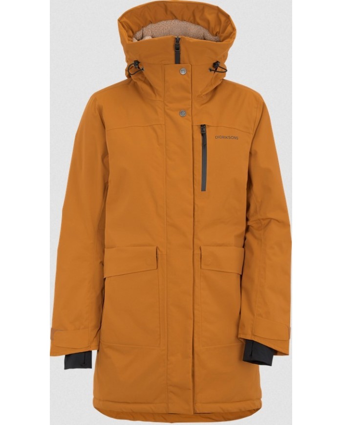 Bernumode | DIDRIKSONS: Ziemas Jaka/Parka CIANA 240 g 198,35 € Ciana ir klasiska, vatēta parke ar sportisku izskatu ikdienas lietošanai. Aiz muguras daļas un kapuces iekšpusē ir silts un patīkams “sherpa” materiāls komfortam un siltumam. Tā ir pilnībā vēja necaurlaidīga un ūdensizturīga ar līmētām šuvēm, kā arī tai ir standarta piegriezums ar viegli pieguļošu siluetu.
Viduklis un piedurkņu gali ir regulējami. Pilna garuma divvirzienu rāvējslēdzējs priekšpusē ar aizsargājošu vēja līstīti. Ciana ir divas priekšējās kabatas ar pogām un sānu atverēm, kā arī atstarojoša lente labajā priekšējā kabatā. Viena krūšu kabata ar ūdensizturīgu rāvējslēdzēju, viena kabata ar rāvējslēdzēju zem aizsarglīstītes un viena iekšējā sieta kabata. Labajā priekšējā kabatā ir atstarojoša lente, kuru var izvilkt pēc nepieciešamības. Pildījums ir izgatavots no pārstrādātām šķiedrām, bet odere krāsota, izmantojot Solution Dye tehnoloģiju, kas ietaupa līdz pat 80% ūdens salīdzinājumā ar tradicionāli krāsotu poliestera/poliamīda audumu. PFC nesaturošs ūdeni atgrūdošs pārklājums.
Dizainēts Zviedrijā, ražots Ķīnā.
Art.nr.: 504306


Ūdens kolonna: 10 000 mm


Elpojamība: 7 000 g/m²/24 h


Pildījums: 240 g/m²


Materiāli


Odere 1:100% poliamīds


Odere 2:100% poliesters


Pildījums:100% poliesters7000 g/m²/24 h, ASTM E-96 BW standarts


Virs audums:100% poliamīdsDRY-10, visas šuves līmētas


Poliamīds ir sintētisks materiāls, ko izmanto apģērbos, kam nepieciešama ūdensatgrūšana, vieglums, elpojamība vai spēja novadīt mitrumu — atsevišķi vai kombinācijā, atkarībā no apģērba funkcijas. Par konkrētā izstrādājuma īpašībām skatiet aprakstu.
Poliesters ir sintētisks materiāls, ko izmanto apģērbos, kam nepieciešama ūdensatgrūšana, vieglums, elpojamība vai mitruma novadīšana — atsevišķi vai kopā. Konkrētās īpašības norādītas izstrādājuma aprakstā.
Apģērba materiāls nosaka tā īpašības un funkcijas.
Kopšana


Mazgāt veļasmašīnā 40°C maigajā režīmā


Nebalināt


Nežāvēt veļas žāvētājā


Gludināt zemā temperatūrā


Ķīmiskā tīrīšana nav atļauta


