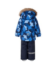 Bernumode | LENNE: Зимний комплект LEAF 330 г +  150 г 83,90 € Водонепроницаемый и тёплый зимний комплект с верхом из светоотражающей ткани
Тёплая зимняя куртка с уникальным принтом в сочетании с утеплёнными классическими зимними брюками на лямках — это стильный и практичный наряд для зимних прогулок и игр на улице. Куртка с капюшоном имеет два боковых кармана, в которые поместятся платочки и все особенные камешки, найденные ребёнком. Регулируемые лямки обеспечивают идеальную посадку и удобство для растущего малыша. Высокая талия брюк сохраняет тепло даже во время самой активной игры. Брюки с эластичными манжетами и съёмными штрипками надёжно держатся на обуви. В дизайне использованы светоотражающие элементы, делающие ребёнка заметным в темноте. Капюшон на кнопках безопасен — он легко отстёгивается, если за что-то зацепится.
Высокотехнологичная ткань Active+ обеспечивает максимальную защиту даже при самой переменчивой погоде: её мембрана водонепроницаема и при этом «дышит», позволяя влаге выходить наружу. При водонепроницаемости 10 000 мм, паропроницаемости 10 000 г/м²/24 ч, ветрозащите и водоотталкивающем покрытии DWR комплект сохраняет тепло и сухость в любых условиях.
ОСОБО ТЁПЛЫЙ — идеально подходит для экстремального холода, до –30 °C. Сохраняет тепло, а дышащие материалы предотвращают перегрев. Утеплитель изготовлен из переработанных материалов.
Мягкий мех в воротнике, капюшоне и на концах рукавов защищает нежную кожу от трения, обеспечивая дополнительный комфорт.
 

