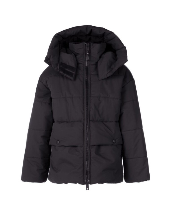 Bernumode | LENNE: Зимняя куртка на девочку MICHIKO 250 г 118,10 € 
Высокотехнологичная ткань Active + имеет водонепроницаемую мембрану, которая препятствует проникновению воды сквозь изделие. В то же время ткань обладает способностью испарять пот.
Водостойкость: 10000 ммВоздухопроводимость: 10000 г/ м²/24 ч
Водо- и грязеотталкивающая способность: обработка DWR (Durable Water Repellent)
Широкая и стильная зимняя куртка — идеальный выбор для холодной погоды!
Девочковая куртка выполнена из мягкого, водонепроницаемого материала и имеет свободный крой. Спереди расположены два глубоких кармана для ключей и мобильного телефона.
Высокотехнологичная ткань Active+ обеспечивает максимальную защиту даже в самую переменчивую погоду — её мембрана водонепроницаема, но при этом «дышит», позволяя влаге выходить наружу.Показатели: водонепроницаемость — 10 000 мм, воздухопроницаемость — 10 000 г/м²/24 ч, защита от ветра и водоотталкивающее покрытие DWR сохраняют тепло и сухость в любых условиях.
Петля для крепления светоотражателя.
Сделано в Эстонии!Разработанная и произведённая в Северной Европе, наша одежда сочетает в себе высокое качество, современный дизайн и ответственное производство. Выбирая одежду, созданную в Эстонии, вы поддерживаете устойчивое европейское производство, честные условия труда и минимальное воздействие на окружающую среду.Осознанный выбор для тех, кто ценит качество, этичность и устойчивость.
