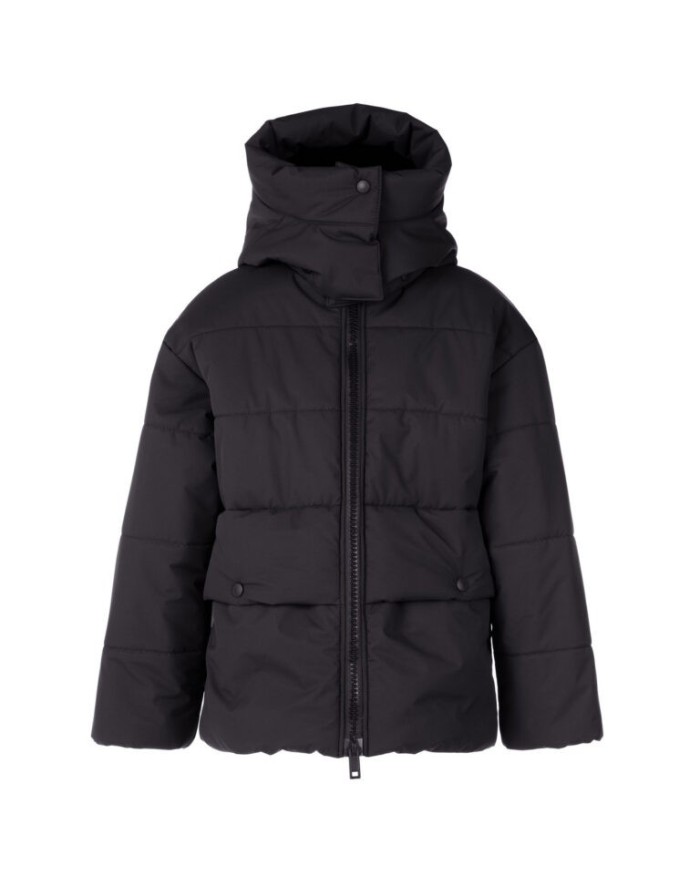 Bernumode | Lenne: Ziemas jaka meitenei MICHIKO 250 g 118,10 € Plaša un stilīga ziemas jaka – ideāli piemērota aukstam laikam!
Meiteņu jaka ir izgatavota no mīksta, laikapstākļiem izturīga materiāla ar brīvāku piegriezumu. Jakas priekšpusē ir divas dziļas kabatas atslēgām un mobilajam tālrunim.
Augsto tehnoloģiju audums Active+ nodrošina maksimālu aizsardzību pat vismainīgākajos laikapstākļos – tā membrāna ir ūdensnecaurlaidīga, bet elpojoša, ļaujot mitrumam izkļūt no ķermeņa.Ūdensnecaurlaidība — 10 000 mm, elpojamība — 10 000 g/m²/24 h, vēja necaurlaidība un DWR apstrāde nodrošina, ka valkātājs vienmēr paliek silts un sauss.
Cilpa atstarotāja piestiprināšanai.
Ražots Igaunijā!Mūsu apģērbs, kas izstrādāts un ražots Ziemeļeiropā, apvieno augstu kvalitāti, mūžīgu dizainu un atbildīgu amatniecību. Izvēloties Igaunijā ražotu apģērbu, jūs atbalstāt ilgtspējīgu Eiropas ražošanu ar godīgiem darba apstākļiem un minimālu transporta ietekmi uz vidi.Apzināta izvēle tiem, kas novērtē kvalitāti, ētiku un ilgtspējību.

