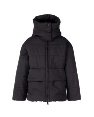 Bernumode | LENNE: Зимняя куртка на девочку MICHIKO 250 г 118,10 € 
Высокотехнологичная ткань Active + имеет водонепроницаемую мембрану, которая препятствует проникновению воды сквозь изделие. В то же время ткань обладает способностью испарять пот.
Водостойкость: 10000 ммВоздухопроводимость: 10000 г/ м²/24 ч
Водо- и грязеотталкивающая способность: обработка DWR (Durable Water Repellent)
Широкая и стильная зимняя куртка — идеальный выбор для холодной погоды!
Девочковая куртка выполнена из мягкого, водонепроницаемого материала и имеет свободный крой. Спереди расположены два глубоких кармана для ключей и мобильного телефона.
Высокотехнологичная ткань Active+ обеспечивает максимальную защиту даже в самую переменчивую погоду — её мембрана водонепроницаема, но при этом «дышит», позволяя влаге выходить наружу.Показатели: водонепроницаемость — 10 000 мм, воздухопроницаемость — 10 000 г/м²/24 ч, защита от ветра и водоотталкивающее покрытие DWR сохраняют тепло и сухость в любых условиях.
Петля для крепления светоотражателя.
Сделано в Эстонии!Разработанная и произведённая в Северной Европе, наша одежда сочетает в себе высокое качество, современный дизайн и ответственное производство. Выбирая одежду, созданную в Эстонии, вы поддерживаете устойчивое европейское производство, честные условия труда и минимальное воздействие на окружающую среду.Осознанный выбор для тех, кто ценит качество, этичность и устойчивость.
