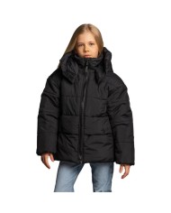 Bernumode | Lenne: Ziemas jaka meitenei MICHIKO 250 g 118,10 € Plaša un stilīga ziemas jaka – ideāli piemērota aukstam laikam!
Meiteņu jaka ir izgatavota no mīksta, laikapstākļiem izturīga materiāla ar brīvāku piegriezumu. Jakas priekšpusē ir divas dziļas kabatas atslēgām un mobilajam tālrunim.
Augsto tehnoloģiju audums Active+ nodrošina maksimālu aizsardzību pat vismainīgākajos laikapstākļos – tā membrāna ir ūdensnecaurlaidīga, bet elpojoša, ļaujot mitrumam izkļūt no ķermeņa.Ūdensnecaurlaidība — 10 000 mm, elpojamība — 10 000 g/m²/24 h, vēja necaurlaidība un DWR apstrāde nodrošina, ka valkātājs vienmēr paliek silts un sauss.
Cilpa atstarotāja piestiprināšanai.
Ražots Igaunijā!Mūsu apģērbs, kas izstrādāts un ražots Ziemeļeiropā, apvieno augstu kvalitāti, mūžīgu dizainu un atbildīgu amatniecību. Izvēloties Igaunijā ražotu apģērbu, jūs atbalstāt ilgtspējīgu Eiropas ražošanu ar godīgiem darba apstākļiem un minimālu transporta ietekmi uz vidi.Apzināta izvēle tiem, kas novērtē kvalitāti, ētiku un ilgtspējību.

