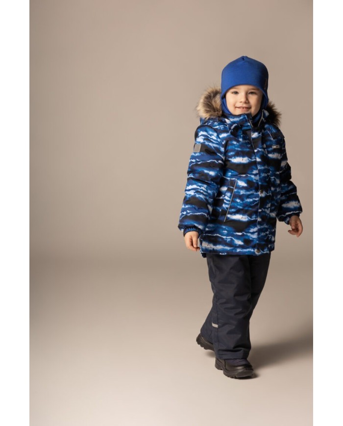 Bernumode | Lenne: Ziemas komplekts RONIN  330 g +  150 g 101,75 € Komplekts visiem laikapstākļiem ar atstarojošu rakstu augšpusir piemērots valkāšanai ziemas periodā 
Lenne ziemas komplekts ir ūdens, vēja un lietus necaurlaidīgs. Bikses ar regulējamām lencēm uztur jūsu bērna muguru siltu pat aktīvas rotaļas laikā. Produkta dizainā ir atstarojošas detaļas, kas padara jūsu bērnu redzamu pat vistumšākajā ziemā. Drošu kapuci uz pogām atpogā no izstrādājuma, ja tas iestrēgs 
 
ĪPAŠI SILTA ⁑⁑ izolācija ir vislabākā izvēle salam. Piedāvā valkātājiem komfortu un kustību brīvību -1..-30°C. 
Manšete ar mīkstu kažokādas oderi. Šī unikālā āra apģērba detaļa aizsargā jūsu bērnu maigo ādu no berzes pret stipru un izturīgu audumu. Izvēloties āra apģērbu, dodiet priekšroku šim neaizvietojamajam risinājumam. 
Cilpa atstarotāja piestiprināšanai.
