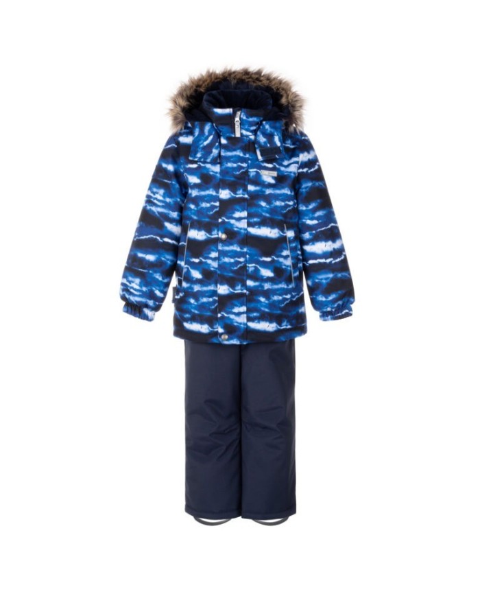 Bernumode | LENNE: Зимний комплект RONIN 330 г +  150 г 101,75 € В изготовлении одежды Active учитываются преобладающие в Эстонии и Северных странах погодные условия, предъявляющие к изделиям особо высокие требования. Используются специально изготовленные высокотехнологичные ткани, предохраняющие ребенка от переохлаждения, практичные в эксплуатации и легкие в уходе. Основными целями развития продукции Lenne являются безопасность, удобство, простота в уходе, практичность.Ткань-Active – водонепроницаемая дышащая ткань. Изделия из серии Active: легки по весу, ветрозащитные и теплые, дышащие, водоотталкивающие, прочные и легки в уходе.Водостойкость: 5 000/10 000 ммВоздухопроводимость: 5 000/10 000 g/m2/24h
Всепогодный комплект со светоотражающим принтом в верхней части подходит для ношения в зимний период.
Зимний комплект Lenne для мальчиков защищен от воды, ветра и дождя. Брюки с регулируемыми подтяжками согревают спину вашего ребенка даже во время активной игры. В дизайне изделия присутствуют светоотражающие детали, которые сделают вашего ребенка заметным даже в самую темную зиму. Надежный капюшон на кнопках отстегивается от изделия, если оно застревает.
Высокотехнологичная ткань Active+ имеет водонепроницаемую мембрану, которая предотвращает проникновение воды через изделие. При этом он обладает способностью испарять пот. ◆Водонепроницаемость: водяной столб 5 000/10 000 мм ◆Воздухопроницаемость: паропроницаемость 5 000/10 000 г/м²/24ч ◆Ветрозащита: воздухопроницаемость 0 л/м²с ◆Водо- и грязеотталкивание: покрытие DWR (Durable Water Repellent)
Утеплитель EXTRA WARM ⁑⁑ – лучший выбор для морозной погоды. Дышащая ткань не дает вашему ребенку потеть. Теплоудерживающая способность намного выше, чем у обычной ваты. Обеспечивает комфорт и свободу движений при температуре от -1 до -30°C. 
Манжет с подкладкой из мягкого меха. Эта уникальная деталь для верхней одежды защитит нежную кожу вашего малыша от трения о прочную и износостойкую ткань. Отдайте предпочтение этому незаменимому решению при выборе верхней одежды.
Петля для крепления отражателя.
