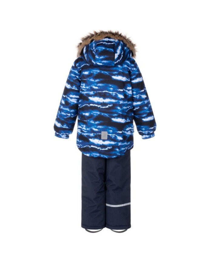 Bernumode | Lenne: Ziemas komplekts RONIN  330 g +  150 g 101,75 € Komplekts visiem laikapstākļiem ar atstarojošu rakstu augšpusir piemērots valkāšanai ziemas periodā 
Lenne ziemas komplekts ir ūdens, vēja un lietus necaurlaidīgs. Bikses ar regulējamām lencēm uztur jūsu bērna muguru siltu pat aktīvas rotaļas laikā. Produkta dizainā ir atstarojošas detaļas, kas padara jūsu bērnu redzamu pat vistumšākajā ziemā. Drošu kapuci uz pogām atpogā no izstrādājuma, ja tas iestrēgs 
 
ĪPAŠI SILTA ⁑⁑ izolācija ir vislabākā izvēle salam. Piedāvā valkātājiem komfortu un kustību brīvību -1..-30°C. 
Manšete ar mīkstu kažokādas oderi. Šī unikālā āra apģērba detaļa aizsargā jūsu bērnu maigo ādu no berzes pret stipru un izturīgu audumu. Izvēloties āra apģērbu, dodiet priekšroku šim neaizvietojamajam risinājumam. 
Cilpa atstarotāja piestiprināšanai.
