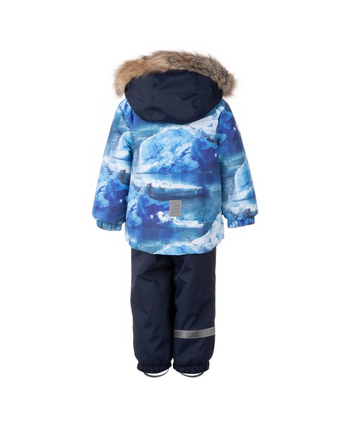 Bernumode | LENNE: Зимний комплект RINGO 250 г +  150 г 81,92 € В изготовлении одежды Active учитываются преобладающие в Эстонии и Северных странах погодные условия, предъявляющие к изделиям особо высокие требования. Используются специально изготовленные высокотехнологичные ткани, предохраняющие ребенка от переохлаждения, практичные в эксплуатации и легкие в уходе. Основными целями развития продукции Lenne являются безопасность, удобство, простота в уходе, практичность.Ткань-Active – водонепроницаемая дышащая ткань. Изделия из серии Active: легки по весу, ветрозащитные и теплые, дышащие, водоотталкивающие, прочные и легки в уходе.Водостойкость: 5 000/10 000 ммВоздухопроводимость: 5 000/10 000 g/m2/24h
Зимний комплект для девочки.
Теплый и непромокаемый зимний комплект для детей.Теплая зимняя куртка с уникальным принтом в сочетании с утепленными классическими зимними брюками — это великолепный и практичный наряд для зимних мероприятий на свежем воздухе. Куртка с капюшоном имеет два боковых кармана, в которые помещается пачка носовых платков и все особые камни, которые случайно обнаружил малыш. Регулируемые подтяжки гарантируют наилучшую посадку для растущего ребенка. Брюки с высокой талией сохраняют тепло ребенка даже во время самых активных игр. Брюки с эластичными манжетами и съемными петлями на щиколотках надежно держатся на ботинках. Конструкция имеет светоотражающие детали, которые делают ребенка видимым в темноте. Капюшон на кнопках безопасен, так как он легко отстегивается от изделия, если застрянет.
