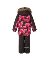 Bernumode | LENNE: Зимний комплект SHAY 330 г +  150 г 101,75 € Стильный и всепогодный зимний комплект!❄️
Тёплая куртка с ярким, привлекающим внимание рисунком в сочетании с классическими однотонными зимними штанами создаёт стильный и практичный зимний комплект для прогулок. Комплект выполнен из ткани ActivePlus — прочной, ветрозащитной и водонепроницаемой. Тёплая подкладка позволяет без забот сидеть в сугробах или часами проводить время на лыжных и саночных трассах. Регулируемые штаны-полукомбинезон сохраняют спину ребёнка в тепле даже во время активных игр. В дизайне предусмотрены светоотражающие элементы, благодаря которым ребёнок остаётся заметным даже в тёмные зимние дни. Капюшон на кнопках безопасен — он отстёгивается, если за что-то зацепится.
Высокотехнологичная ткань Active+ обеспечивает максимальную защиту даже в самой переменчивой погоде: её мембрана водонепроницаема и при этом дышащая, позволяя влаге выходить наружу. Водоотталкивающий слой с обработкой DWR, водонепроницаемость 10 000 мм, воздухопроницаемость 10 000 г/м²/24 ч и ветрозащитные свойства помогают сохранять тепло и сухость в любых условиях. Водоотталкивающее покрытие не содержит PFC.
ОСОБО ТЁПЛЫЙ — подходит для экстремального холода, до –30 °C. Сохраняет тепло, а дышащие материалы помогают избежать перегрева. Утеплитель изготовлен из переработанных материалов.
Петелька для крепления отражателя.
Мягкий мех на воротнике, капюшоне и манжетах защищает нежную кожу от трения, делая изделие особенно комфортным.