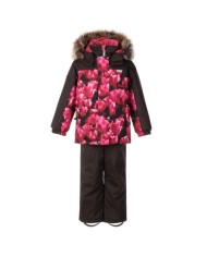 Bernumode | Lenne: Set SHAY  330 g +  150 g €101.75 Stylish and weatherproof winter set!❄️

A warm jacket with an eye-catching pattern, paired with classic solid-colored winter pants, makes a stylish and practical outdoor winter set. Made from ActivePlus fabric, the set is durable, windproof, and waterproof. The warm lining allows for carefree sitting in snowdrifts or spending hours on the ski and sledding slopes. Adjustable bib pants keep the child’s back warm even during active play. The design of the winter set incorporates reflective details, making the child visible even during dark winter days. The snap-fastened hood is safe because it detaches from the garment if it gets caught.
The high-tech Active+ fabric provides maximum protection even in the most changeable weather – its membrane is waterproof yet breathable, allowing moisture to escape from the body. With a waterproof rating of 10,000 mm, breathability of 10,000 g/m²/24 h, windproof performance, and a DWR-treated water-repellent surface, it keeps the wearer warm and dry in any situation. PFC-free water-repellent finish
EXTRA WARM – perfect for extreme cold, down to –30 °C. Keeps warm while breathable materials help prevent overheating. The padding is made from recycled materials.
Loop for attaching the reflector.
Soft fur in the collar, hood and sleeve ends protects the delicate skin from rubbing, making the product extra comfortable.