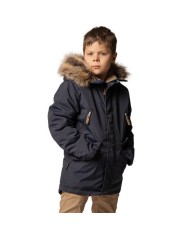 Bernumode | LENNE: Зимняя Куртка/Парка  WILHELM 250 г 98,49 € 
Высокотехнологичная ткань Active + имеет водонепроницаемую мембрану, которая препятствует проникновению воды сквозь изделие. В то же время ткань обладает способностью испарять пот.
Водостойкость: 10000 ммВоздухопроводимость: 10000 г/ м²/24 ч
Водо- и грязеотталкивающая способность: обработка DWR (Durable Water Repellent)
Материал верха: 100% полиамид+PU, Ткань-Active plus. Ткань Cordura (сверхпрочная и износостойкая).
Материал подкладки: 100% полиэстер.
Утеплитель: Isosoft (250 гр).

Крутая парка для мальчиков из водонепроницаемой ткани ActivePlus!Простая однотонная зимняя парка для мальчиков отличается крутым меховым воротником и капюшоном. Парка из водонепроницаемой и дышащей ткани ActivePlus обеспечивает максимальный комфорт в любое время. Водонепроницаемая поверхность ткани защищает от ветра, дождя и снега, не деформируется и выдерживает регулярную стирку, сохраняя свои первоначальные качества. Спереди у парки есть два глубоких кармана и два нагрудных кармана, концы рукавов можно отрегулировать с помощью застежки-липучки, а военные планки на концах рукавов предотвращают проникновение холода!