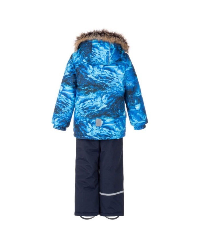 Bernumode | Lenne: Ziemas komplekts CITY  330 g +  150 g 101,75 € Komplekts visiem laikapstākļiem ar atstarojošu rakstu augšpusir piemērots valkāšanai ziemas periodā 
Lenne ziemas komplekts ir ūdens, vēja un lietus necaurlaidīgs. Bikses ar regulējamām lencēm uztur jūsu bērna muguru siltu pat aktīvas rotaļas laikā. Produkta dizainā ir atstarojošas detaļas, kas padara jūsu bērnu redzamu pat vistumšākajā ziemā. Drošu kapuci uz pogām atpogā no izstrādājuma, ja tas iestrēgs 
 
ĪPAŠI SILTA ⁑⁑ izolācija ir vislabākā izvēle salam. Piedāvā valkātājiem komfortu un kustību brīvību -1..-30°C. 
Manšete ar mīkstu kažokādas oderi. Šī unikālā āra apģērba detaļa aizsargā jūsu bērnu maigo ādu no berzes pret stipru un izturīgu audumu. Izvēloties āra apģērbu, dodiet priekšroku šim neaizvietojamajam risinājumam. 
Cilpa atstarotāja piestiprināšanai.
