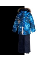 Bernumode | Lenne: Ziemas komplekts CITY  330 g +  150 g 101,75 € Komplekts visiem laikapstākļiem ar atstarojošu rakstu augšpusir piemērots valkāšanai ziemas periodā 
Lenne ziemas komplekts ir ūdens, vēja un lietus necaurlaidīgs. Bikses ar regulējamām lencēm uztur jūsu bērna muguru siltu pat aktīvas rotaļas laikā. Produkta dizainā ir atstarojošas detaļas, kas padara jūsu bērnu redzamu pat vistumšākajā ziemā. Drošu kapuci uz pogām atpogā no izstrādājuma, ja tas iestrēgs 
 
ĪPAŠI SILTA ⁑⁑ izolācija ir vislabākā izvēle salam. Piedāvā valkātājiem komfortu un kustību brīvību -1..-30°C. 
Manšete ar mīkstu kažokādas oderi. Šī unikālā āra apģērba detaļa aizsargā jūsu bērnu maigo ādu no berzes pret stipru un izturīgu audumu. Izvēloties āra apģērbu, dodiet priekšroku šim neaizvietojamajam risinājumam. 
Cilpa atstarotāja piestiprināšanai.
