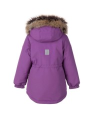Bernumode | Lenne: Ziemas Jaka/Parka MAYA 330 g 82,58 € Parka izgatavota no ļoti izturīgas auduma ar papildus siltu pildījumu!
Bērnu parka ir garāka aizmugurē un izgatavota no ļoti ūdensnecaurlaidīga un elpojoša ActivePlus auduma, kas nodrošina maksimālu komfortu jebkurā laikā. Auduma ūdensnecaurlaidīgā virsma aizsargā no vēja, lietus un sniega, neizkropļojas un iztur regulāras mazgāšanas, saglabājot savas sākotnējās īpašības. Regulējama josta nodrošina perfektu piegulšanu augošam bērnam. Dizainā ir iekļauti atstarojoši elementi, kas padara jūsu bērnu redzamu pat visdziļākajās ziemās. Drošs kapuce ar pogu aizdari atvienojas no izstrādājuma, ja tas iesprūst.
Augstākās tehnoloģijas Active+ audums nodrošina maksimālu aizsardzību pat vismainīgākajos laika apstākļos – tā membrāna ir ūdensnecaurlaidīga, bet elpojoša, ļaujot mitrumam izplūst no ķermeņa. Ar ūdensnecaurlaidību 10 000 mm, elpojamību 10 000 g/m²/24 h, vēja necaurlaidīgām īpašībām un DWR apstrādātu ūdensatgrūdošu virsmu, tas uztur siltumu un sausumu jebkādos apstākļos. Bez PFC ūdensatgrūdošais apdare.
PAPILDU SILTA — ideāli piemērota ļoti aukstiem laika apstākļiem līdz –30 °C. Saglabā siltumu, bet elpojošie materiāli palīdz novērst pārkaršanu. Pildījums ir izgatavots no pārstrādātiem materiāliem.
Regulējama josta labākai piegulšanai. Lielisks veids, kā izcelt vidukli vai padarīt lielāka izmēra parku piemērotāku.
Mīksts kažoks apkaklē, kapucē un piedurkņu galos aizsargā maigo ādu no berzes, padarot izstrādājumu īpaši ērtu.
Cilpa atstarojoša elementa pievienošanai.

