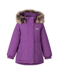 Bernumode | Lenne: Ziemas Jaka/Parka MAYA 330 g 82,58 € Parka izgatavota no ļoti izturīgas auduma ar papildus siltu pildījumu!
Bērnu parka ir garāka aizmugurē un izgatavota no ļoti ūdensnecaurlaidīga un elpojoša ActivePlus auduma, kas nodrošina maksimālu komfortu jebkurā laikā. Auduma ūdensnecaurlaidīgā virsma aizsargā no vēja, lietus un sniega, neizkropļojas un iztur regulāras mazgāšanas, saglabājot savas sākotnējās īpašības. Regulējama josta nodrošina perfektu piegulšanu augošam bērnam. Dizainā ir iekļauti atstarojoši elementi, kas padara jūsu bērnu redzamu pat visdziļākajās ziemās. Drošs kapuce ar pogu aizdari atvienojas no izstrādājuma, ja tas iesprūst.
Augstākās tehnoloģijas Active+ audums nodrošina maksimālu aizsardzību pat vismainīgākajos laika apstākļos – tā membrāna ir ūdensnecaurlaidīga, bet elpojoša, ļaujot mitrumam izplūst no ķermeņa. Ar ūdensnecaurlaidību 10 000 mm, elpojamību 10 000 g/m²/24 h, vēja necaurlaidīgām īpašībām un DWR apstrādātu ūdensatgrūdošu virsmu, tas uztur siltumu un sausumu jebkādos apstākļos. Bez PFC ūdensatgrūdošais apdare.
PAPILDU SILTA — ideāli piemērota ļoti aukstiem laika apstākļiem līdz –30 °C. Saglabā siltumu, bet elpojošie materiāli palīdz novērst pārkaršanu. Pildījums ir izgatavots no pārstrādātiem materiāliem.
Regulējama josta labākai piegulšanai. Lielisks veids, kā izcelt vidukli vai padarīt lielāka izmēra parku piemērotāku.
Mīksts kažoks apkaklē, kapucē un piedurkņu galos aizsargā maigo ādu no berzes, padarot izstrādājumu īpaši ērtu.
Cilpa atstarojoša elementa pievienošanai.

