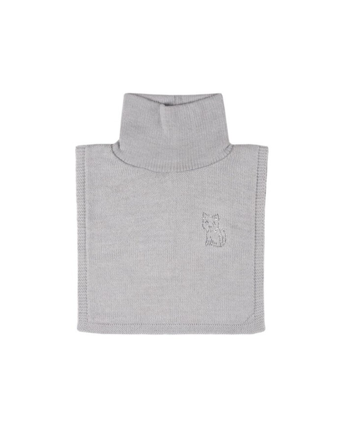 Bernumode | LENNE: Вязаная манишка  из смеси шерсти мериноса  FRIA 13,14 € 
Передняя часть манишки украшена блестящей кошечкой из страз.
Отличный аксессуар для детей, которые любят играть на улице! Эта манишка надежно удерживается на шее, поддерживая тепло в области груди и верхней части спины. Для дошкольников всегда выбирайте манишку вместо традиционного шарфа, чтобы обеспечить безопасность и сохранить шею покрытой, даже при самых активных играх.
Один размер подходит детям с окружностью головы 48-50 см.50% шерсть мериноса — мягкий и натуральный материал, который регулирует температуру тела и сохраняет тепло, даже когда становится влажным. Ткань с добавлением мериноса прочная, дышащая и комфортно теплая — идеальный выбор для повседневного ношения в прохладную погоду.


