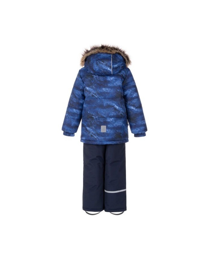 Bernumode | LENNE: Зимний комплект CITY 330 г +  150 г 101,75 € В изготовлении одежды Active учитываются преобладающие в Эстонии и Северных странах погодные условия, предъявляющие к изделиям особо высокие требования. Используются специально изготовленные высокотехнологичные ткани, предохраняющие ребенка от переохлаждения, практичные в эксплуатации и легкие в уходе. Основными целями развития продукции Lenne являются безопасность, удобство, простота в уходе, практичность.Ткань-Active – водонепроницаемая дышащая ткань. Изделия из серии Active: легки по весу, ветрозащитные и теплые, дышащие, водоотталкивающие, прочные и легки в уходе.Водостойкость: 5 000/10 000 ммВоздухопроводимость: 5 000/10 000 g/m2/24h
Всепогодный комплект со светоотражающим принтом в верхней части подходит для ношения в зимний период.
Зимний комплект Lenne для мальчиков защищен от воды, ветра и дождя. Брюки с регулируемыми подтяжками согревают спину вашего ребенка даже во время активной игры. В дизайне изделия присутствуют светоотражающие детали, которые сделают вашего ребенка заметным даже в самую темную зиму. Надежный капюшон на кнопках отстегивается от изделия, если оно застревает.
Высокотехнологичная ткань Active+ имеет водонепроницаемую мембрану, которая предотвращает проникновение воды через изделие. При этом он обладает способностью испарять пот. ◆Водонепроницаемость: водяной столб 5 000/10 000 мм ◆Воздухопроницаемость: паропроницаемость 5 000/10 000 г/м²/24ч ◆Ветрозащита: воздухопроницаемость 0 л/м²с ◆Водо- и грязеотталкивание: покрытие DWR (Durable Water Repellent)
Утеплитель EXTRA WARM ⁑⁑ – лучший выбор для морозной погоды. Дышащая ткань не дает вашему ребенку потеть. Теплоудерживающая способность намного выше, чем у обычной ваты. Обеспечивает комфорт и свободу движений при температуре от -1 до -30°C. 
Манжет с подкладкой из мягкого меха. Эта уникальная деталь для верхней одежды защитит нежную кожу вашего малыша от трения о прочную и износостойкую ткань. Отдайте предпочтение этому незаменимому решению при выборе верхней одежды.
Петля для крепления отражателя.
