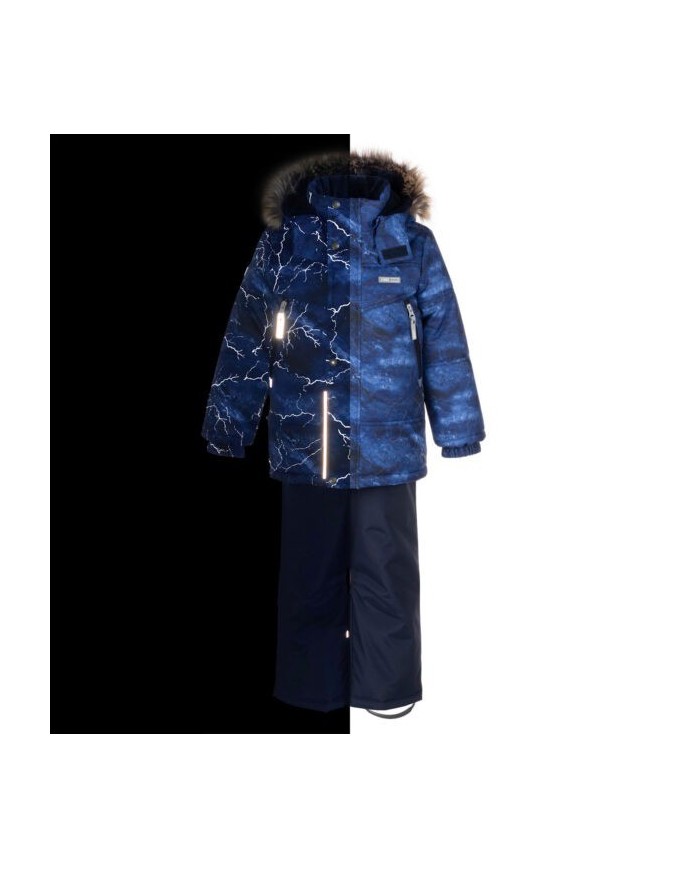 Bernumode | Lenne: Ziemas komplekts CITY  330 g +  150 g 101,75 € Komplekts visiem laikapstākļiem ar atstarojošu rakstu augšpusir piemērots valkāšanai ziemas periodā 
Lenne ziemas komplekts ir ūdens, vēja un lietus necaurlaidīgs. Bikses ar regulējamām lencēm uztur jūsu bērna muguru siltu pat aktīvas rotaļas laikā. Produkta dizainā ir atstarojošas detaļas, kas padara jūsu bērnu redzamu pat vistumšākajā ziemā. Drošu kapuci uz pogām atpogā no izstrādājuma, ja tas iestrēgs 
 
ĪPAŠI SILTA ⁑⁑ izolācija ir vislabākā izvēle salam. Piedāvā valkātājiem komfortu un kustību brīvību -1..-30°C. 
Manšete ar mīkstu kažokādas oderi. Šī unikālā āra apģērba detaļa aizsargā jūsu bērnu maigo ādu no berzes pret stipru un izturīgu audumu. Izvēloties āra apģērbu, dodiet priekšroku šim neaizvietojamajam risinājumam. 
Cilpa atstarotāja piestiprināšanai.

