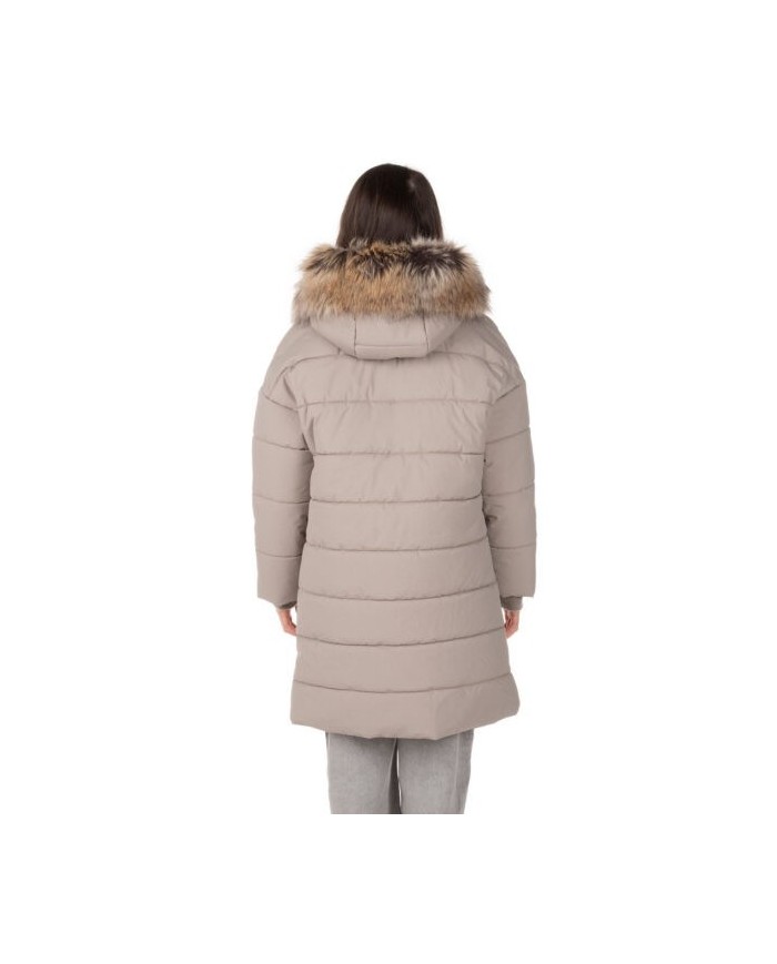 Bernumode | LENNE: Зимнее пальто LILIAN 250 г 101,09 € 
Высокотехнологичная ткань Active + имеет водонепроницаемую мембрану, которая препятствует проникновению воды сквозь изделие. В то же время ткань обладает способностью испарять пот.
Водостойкость: 10000 ммВоздухопроводимость: 10000 г/ м²/24 ч
Водо- и грязеотталкивающая способность: обработка DWR (Durable Water Repellent)
Удлинённое и широкое зимнее пальто — идеально для холодной погоды!
Пальто для девочек выполнено из мягкого, водонепроницаемого материала и имеет расширенный фасон. Спереди находятся два глубоких кармана для ключей и мобильного телефона. Длинная молния спереди удобна в использовании — её можно расстегнуть с обеих сторон. На манжетах — мягкий и тёплый флис, который защищает от холода.
Высокотехнологичная ткань Active+ обеспечивает максимальную защиту даже при самой переменчивой погоде — мембрана водонепроницаема, но при этом "дышащая", позволяя влаге испаряться с поверхности тела. Водонепроницаемость — 10 000 мм, воздухопроницаемость — 10 000 г/м²/24 ч, защита от ветра и водоотталкивающее покрытие DWR сохраняют тепло и сухость в любых условиях.
ОСОБО ТЁПЛОЕ — идеально для экстремального холода, до –30 °C. Сохраняет тепло, а дышащие материалы предотвращают перегрев. Утеплитель изготовлен из переработанных материалов.


Мягкая меховая подкладка


Петля для крепления светоотражателя


