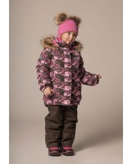 Bernumode | LENNE: Зимний комплект RIMONA 330 г +  150 г 87,87 € В изготовлении одежды Active учитываются преобладающие в Эстонии и Северных странах погодные условия, предъявляющие к изделиям особо высокие требования. Используются специально изготовленные высокотехнологичные ткани, предохраняющие ребенка от переохлаждения, практичные в эксплуатации и легкие в уходе. Основными целями развития продукции Lenne являются безопасность, удобство, простота в уходе, практичность.Ткань-Active – водонепроницаемая дышащая ткань. Изделия из серии Active: легки по весу, ветрозащитные и теплые, дышащие, водоотталкивающие, прочные и легки в уходе.Водостойкость: 5 000/10 000 ммВоздухопроводимость: 5 000/10 000 g/m2/24h
Зимний комплект для девочки.
Всепогодный комплект со светоотражающим принтом в верхней части подходит для ношения в зимний период.
Зимний комплект Lenne для девочек защищен от воды, ветра и дождя. Брюки с регулируемыми подтяжками согревают спину вашего ребенка даже во время активной игры. В дизайне изделия присутствуют светоотражающие детали, которые сделают вашего ребенка заметным даже в самую темную зиму. Надежный капюшон на кнопках отстегивается от изделия, если оно застревает.
Высокотехнологичная ткань Active+ имеет водонепроницаемую мембрану, которая предотвращает проникновение воды через изделие. При этом он обладает способностью испарять пот. ◆Водонепроницаемость: водяной столб 5 000/10 000 мм ◆Воздухопроницаемость: паропроницаемость 5 000/10 000 г/м²/24ч ◆Ветрозащита: воздухопроницаемость 0 л/м²с ◆Водо- и грязеотталкивание: покрытие DWR (Durable Water Repellent)
Утеплитель EXTRA WARM ⁑⁑ – лучший выбор для морозной погоды. Дышащая ткань не дает вашему ребенку потеть. Теплоудерживающая способность намного выше, чем у обычной ваты. Обеспечивает комфорт и свободу движений при температуре от -1 до -30°C. 
Манжет с подкладкой из мягкого меха. Эта уникальная деталь для верхней одежды защитит нежную кожу вашего малыша от трения о прочную и износостойкую ткань. Отдайте предпочтение этому незаменимому решению при выборе верхней одежды.
Петля для крепления отражателя.
