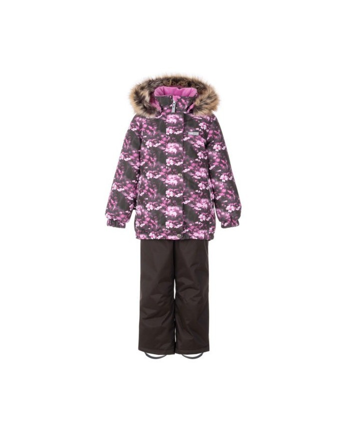 Bernumode | LENNE: Зимний комплект RIMONA 330 г +  150 г 87,87 € В изготовлении одежды Active учитываются преобладающие в Эстонии и Северных странах погодные условия, предъявляющие к изделиям особо высокие требования. Используются специально изготовленные высокотехнологичные ткани, предохраняющие ребенка от переохлаждения, практичные в эксплуатации и легкие в уходе. Основными целями развития продукции Lenne являются безопасность, удобство, простота в уходе, практичность.Ткань-Active – водонепроницаемая дышащая ткань. Изделия из серии Active: легки по весу, ветрозащитные и теплые, дышащие, водоотталкивающие, прочные и легки в уходе.Водостойкость: 5 000/10 000 ммВоздухопроводимость: 5 000/10 000 g/m2/24h
Зимний комплект для девочки.
Всепогодный комплект со светоотражающим принтом в верхней части подходит для ношения в зимний период.
Зимний комплект Lenne для девочек защищен от воды, ветра и дождя. Брюки с регулируемыми подтяжками согревают спину вашего ребенка даже во время активной игры. В дизайне изделия присутствуют светоотражающие детали, которые сделают вашего ребенка заметным даже в самую темную зиму. Надежный капюшон на кнопках отстегивается от изделия, если оно застревает.
Высокотехнологичная ткань Active+ имеет водонепроницаемую мембрану, которая предотвращает проникновение воды через изделие. При этом он обладает способностью испарять пот. ◆Водонепроницаемость: водяной столб 5 000/10 000 мм ◆Воздухопроницаемость: паропроницаемость 5 000/10 000 г/м²/24ч ◆Ветрозащита: воздухопроницаемость 0 л/м²с ◆Водо- и грязеотталкивание: покрытие DWR (Durable Water Repellent)
Утеплитель EXTRA WARM ⁑⁑ – лучший выбор для морозной погоды. Дышащая ткань не дает вашему ребенку потеть. Теплоудерживающая способность намного выше, чем у обычной ваты. Обеспечивает комфорт и свободу движений при температуре от -1 до -30°C. 
Манжет с подкладкой из мягкого меха. Эта уникальная деталь для верхней одежды защитит нежную кожу вашего малыша от трения о прочную и износостойкую ткань. Отдайте предпочтение этому незаменимому решению при выборе верхней одежды.
Петля для крепления отражателя.
