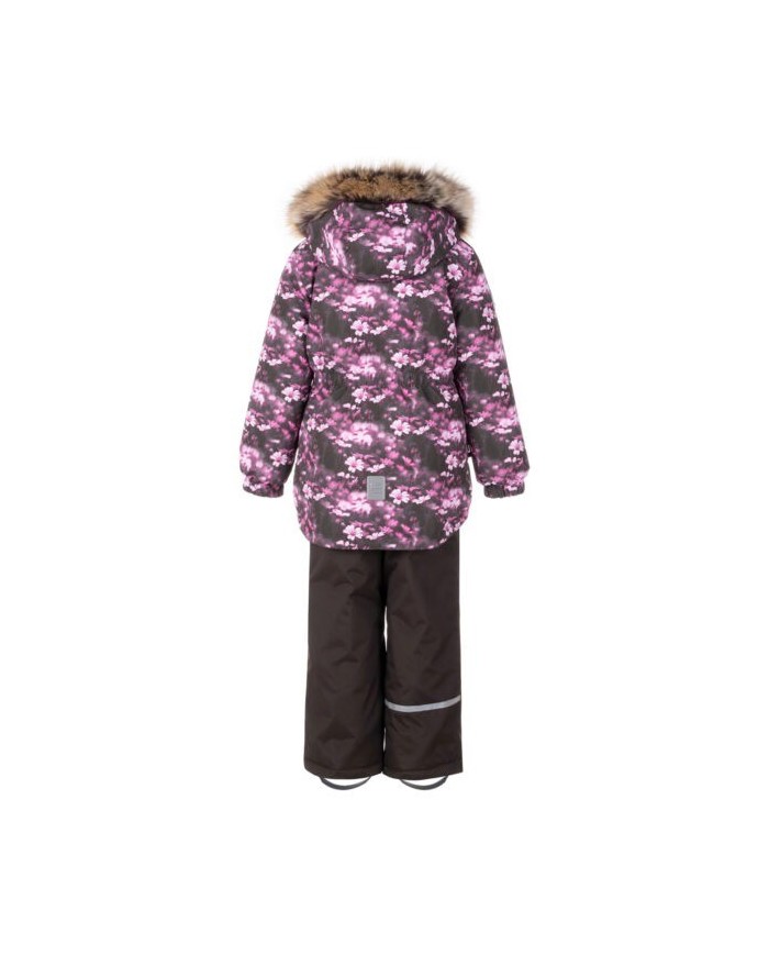 Bernumode | LENNE: Зимний комплект RIMONA 330 г +  150 г 87,87 € В изготовлении одежды Active учитываются преобладающие в Эстонии и Северных странах погодные условия, предъявляющие к изделиям особо высокие требования. Используются специально изготовленные высокотехнологичные ткани, предохраняющие ребенка от переохлаждения, практичные в эксплуатации и легкие в уходе. Основными целями развития продукции Lenne являются безопасность, удобство, простота в уходе, практичность.Ткань-Active – водонепроницаемая дышащая ткань. Изделия из серии Active: легки по весу, ветрозащитные и теплые, дышащие, водоотталкивающие, прочные и легки в уходе.Водостойкость: 5 000/10 000 ммВоздухопроводимость: 5 000/10 000 g/m2/24h
Зимний комплект для девочки.
Всепогодный комплект со светоотражающим принтом в верхней части подходит для ношения в зимний период.
Зимний комплект Lenne для девочек защищен от воды, ветра и дождя. Брюки с регулируемыми подтяжками согревают спину вашего ребенка даже во время активной игры. В дизайне изделия присутствуют светоотражающие детали, которые сделают вашего ребенка заметным даже в самую темную зиму. Надежный капюшон на кнопках отстегивается от изделия, если оно застревает.
Высокотехнологичная ткань Active+ имеет водонепроницаемую мембрану, которая предотвращает проникновение воды через изделие. При этом он обладает способностью испарять пот. ◆Водонепроницаемость: водяной столб 5 000/10 000 мм ◆Воздухопроницаемость: паропроницаемость 5 000/10 000 г/м²/24ч ◆Ветрозащита: воздухопроницаемость 0 л/м²с ◆Водо- и грязеотталкивание: покрытие DWR (Durable Water Repellent)
Утеплитель EXTRA WARM ⁑⁑ – лучший выбор для морозной погоды. Дышащая ткань не дает вашему ребенку потеть. Теплоудерживающая способность намного выше, чем у обычной ваты. Обеспечивает комфорт и свободу движений при температуре от -1 до -30°C. 
Манжет с подкладкой из мягкого меха. Эта уникальная деталь для верхней одежды защитит нежную кожу вашего малыша от трения о прочную и износостойкую ткань. Отдайте предпочтение этому незаменимому решению при выборе верхней одежды.
Петля для крепления отражателя.
