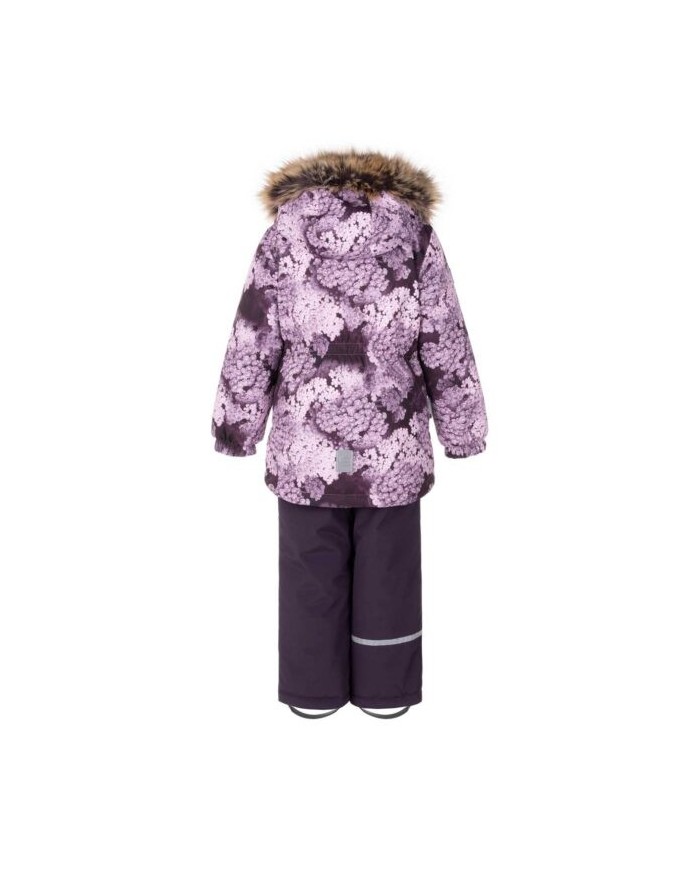 Bernumode | Lenne: Ziemas komplekts RIMONA  330 g +  150 g 101,75 € Ūdens izturība: 5 000/10 000 mmGaisa caurlaidība:  5 000/10 000 g/m2/24h
Meiteņu ziemas komplekts. 
Komplekts visiem laikapstākļiem ar atstarojošu rakstu augšpusē ir piemērots valkāšanai ziemas periodā 
Lenne meiteņu ziemas komplekts ir ūdens, vēja un lietus necaurlaidīgs. Bikses ar regulējamām lencēm uztur jūsu bērna muguru siltu pat aktīvas rotaļas laikā. Produkta dizainā ir atstarojošas detaļas, kas padara jūsu bērnu redzamu pat vistumšākajā ziemā. Drošu kapuci uz pogām atpogā no izstrādājuma, ja tas iestrēgst. 
ĪPAŠI SILTA ⁑⁑ izolācija ir vislabākā izvēle salam. Elpojošs audums pasargā jūsu bērnu no svīšanas.  Piedāvā valkātājiem komfortu un kustību brīvību -1..-30°C. 
Manšete ar mīkstu kažokādas oderi. Šī unikālā āra apģērba detaļa aizsargā jūsu bērnu maigo ādu no berzes pret stipru un izturīgu audumu. Izvēloties āra apģērbu, dodiet priekšroku šim neaizvietojamajam risinājumam. 
Cilpa atstarotāja piestiprināšanai.
